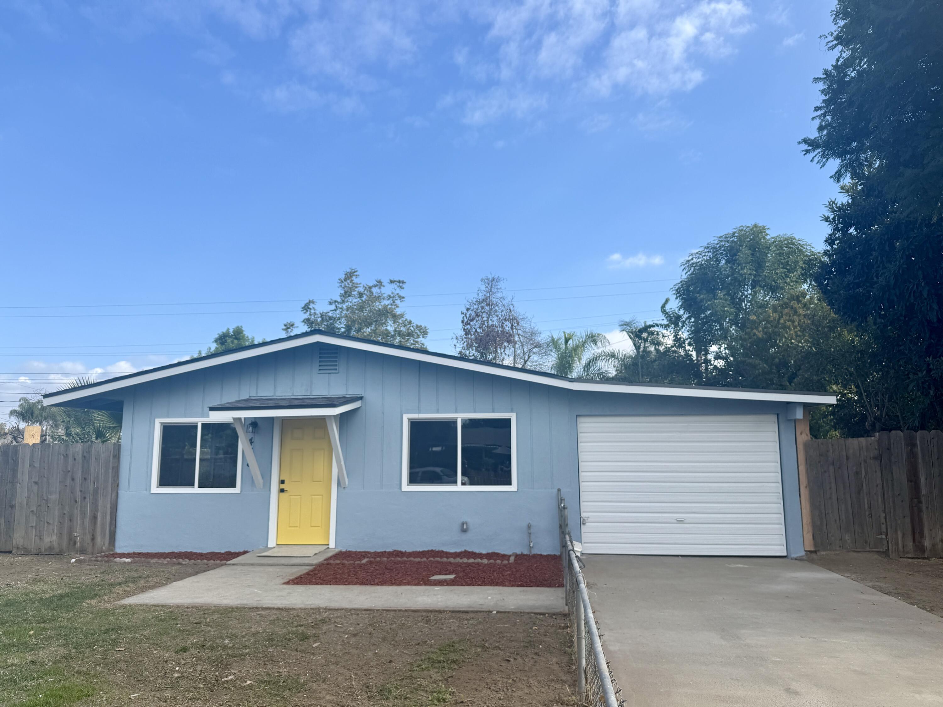 438 N Magnolia Ave, Farmersville, CA 93223