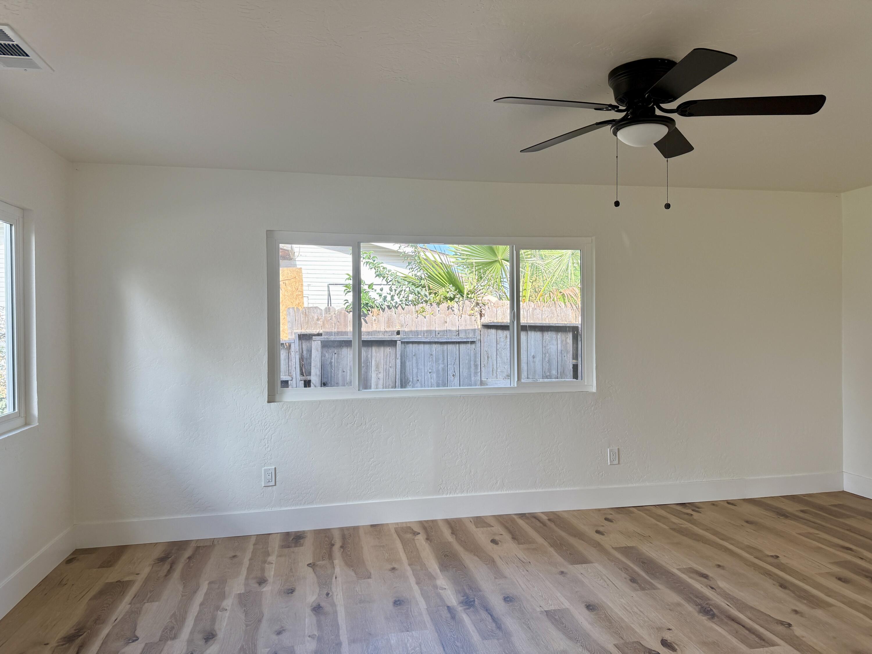 438 N Magnolia Ave, Farmersville, CA 93223