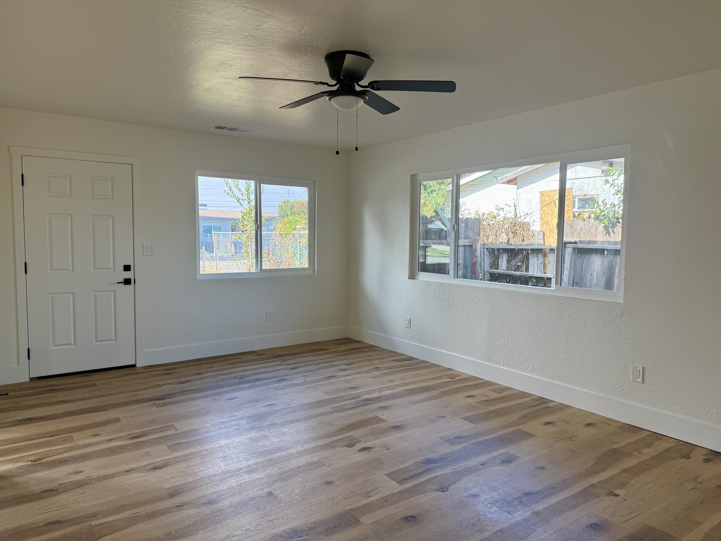 438 N Magnolia Ave, Farmersville, CA 93223