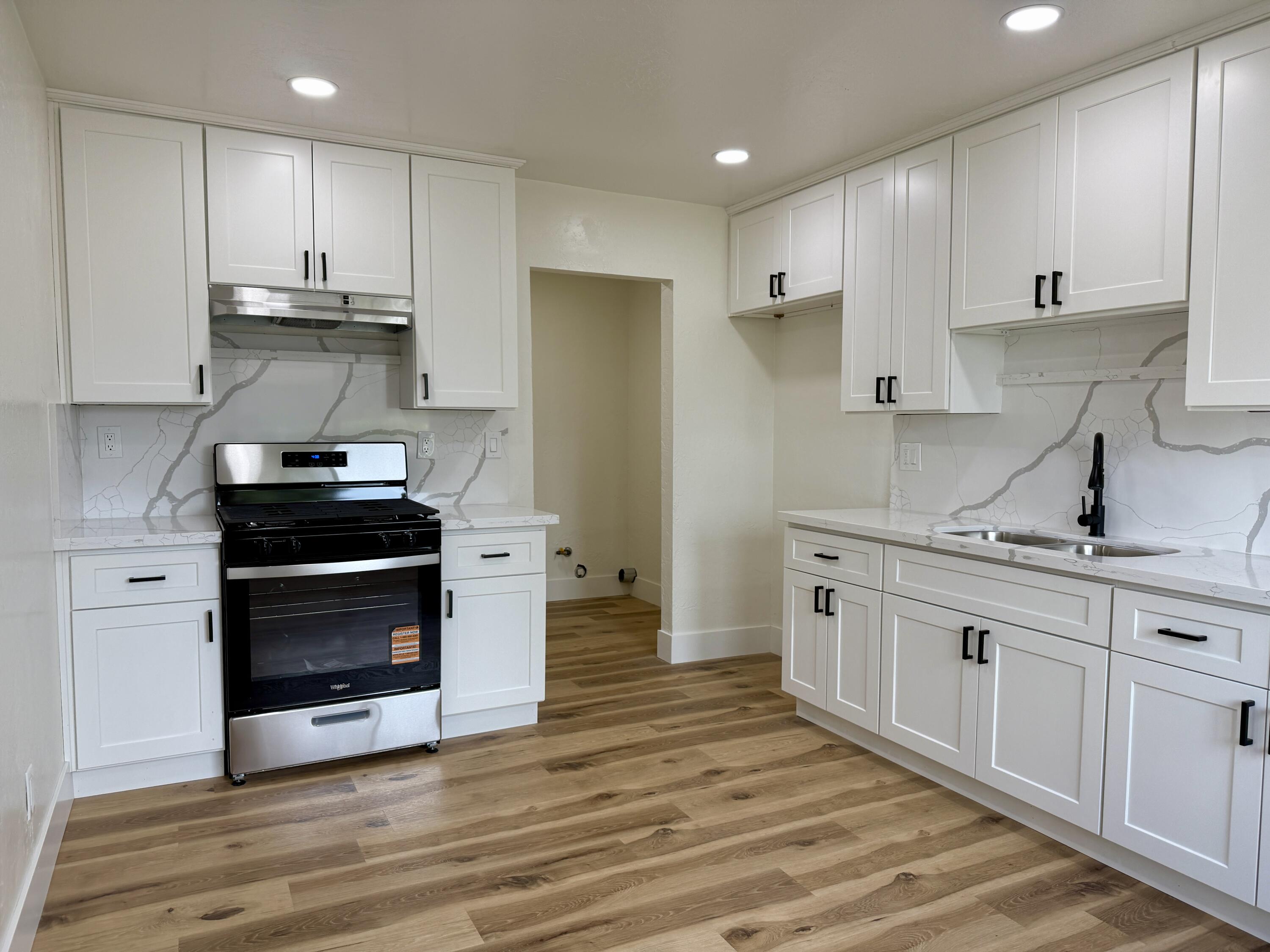 438 N Magnolia Ave, Farmersville, CA 93223