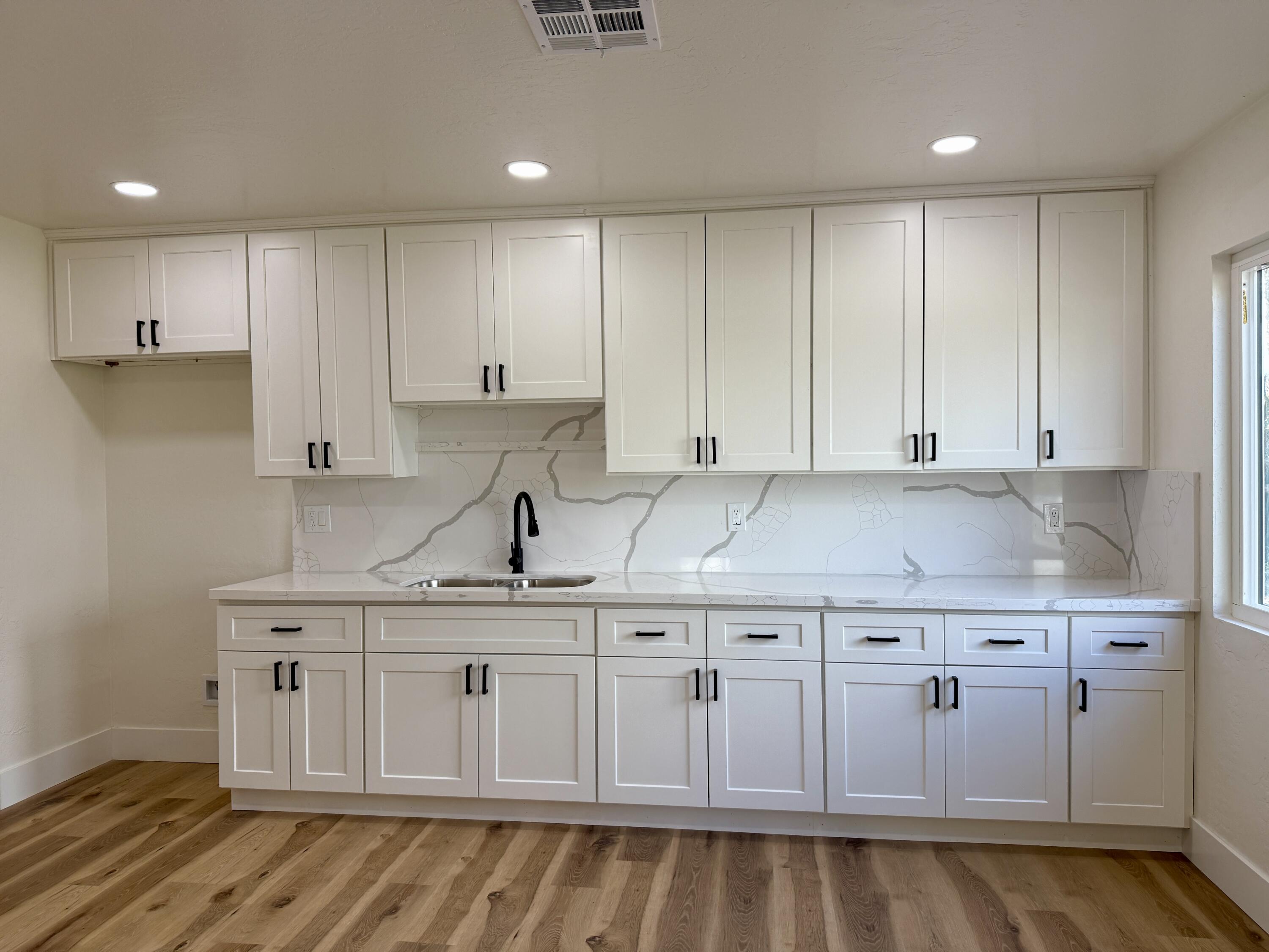 438 N Magnolia Ave, Farmersville, CA 93223