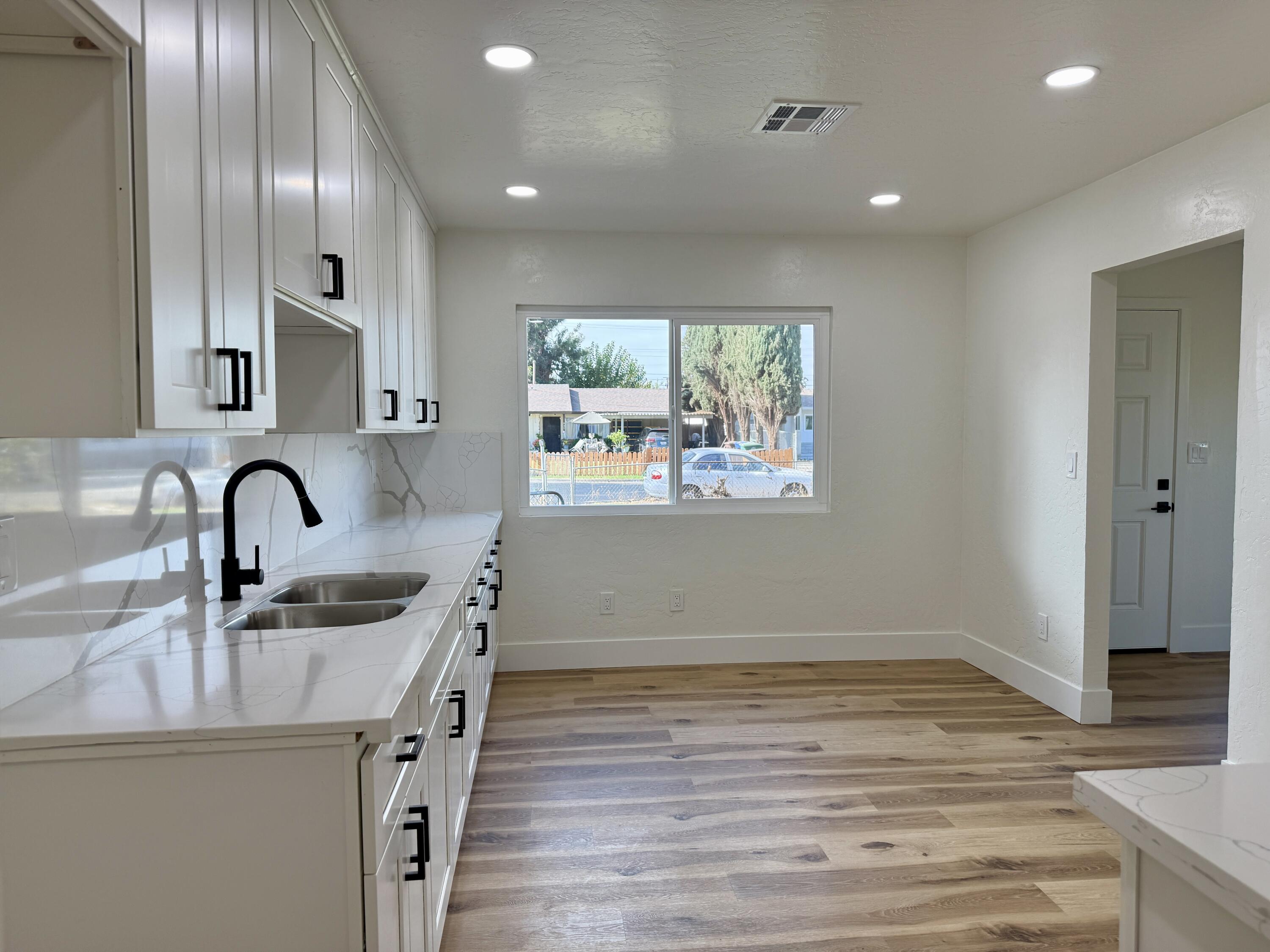 438 N Magnolia Ave, Farmersville, CA 93223