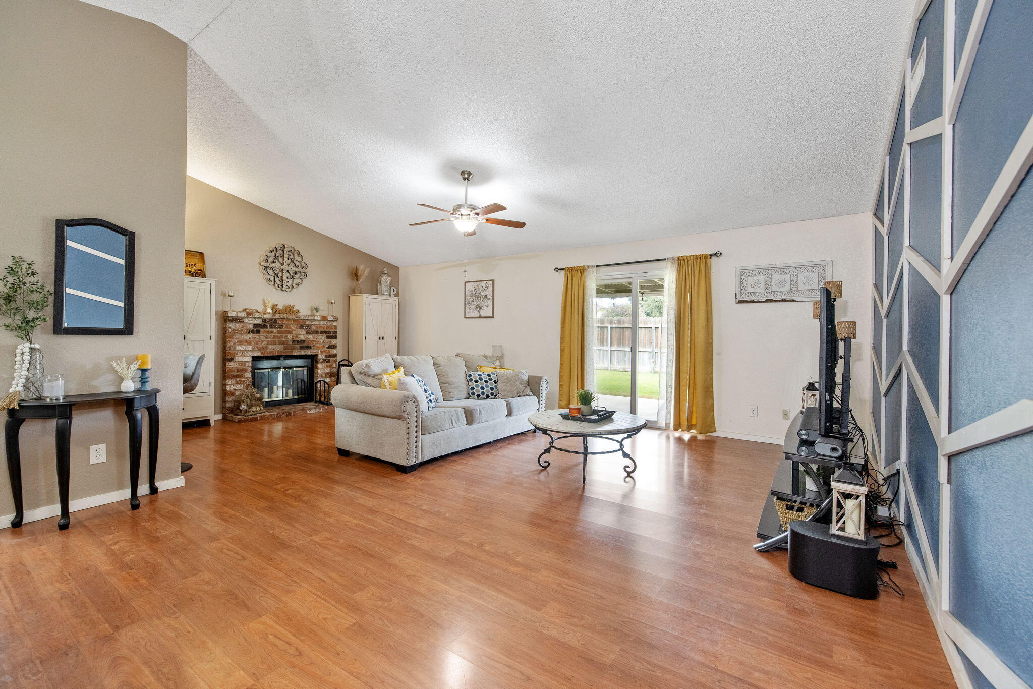 1128 N Jefferson St, Tulare, CA 93274