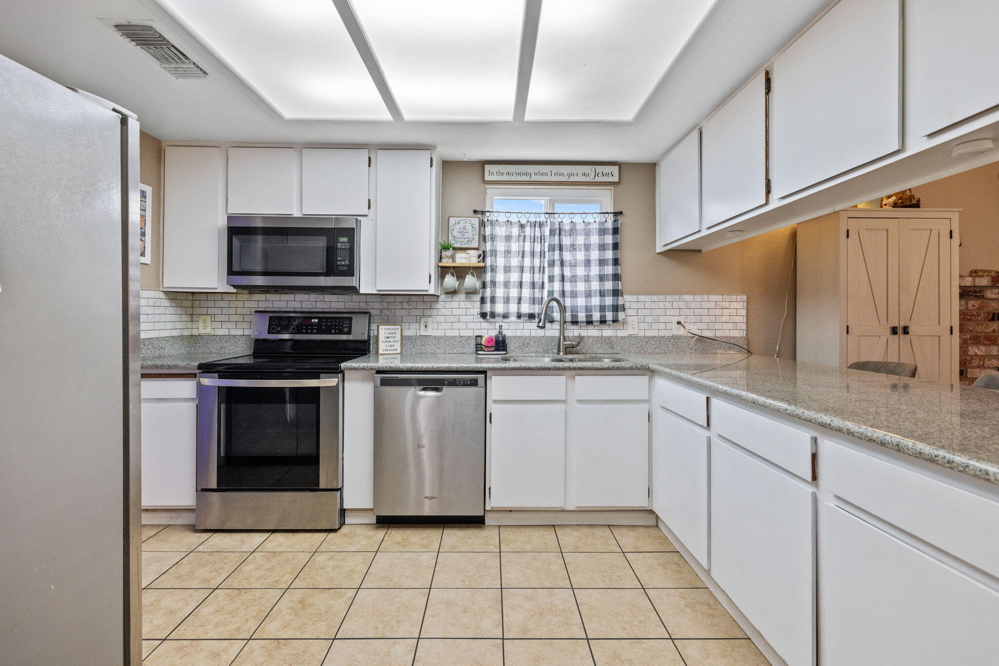 1128 N Jefferson St, Tulare, CA 93274