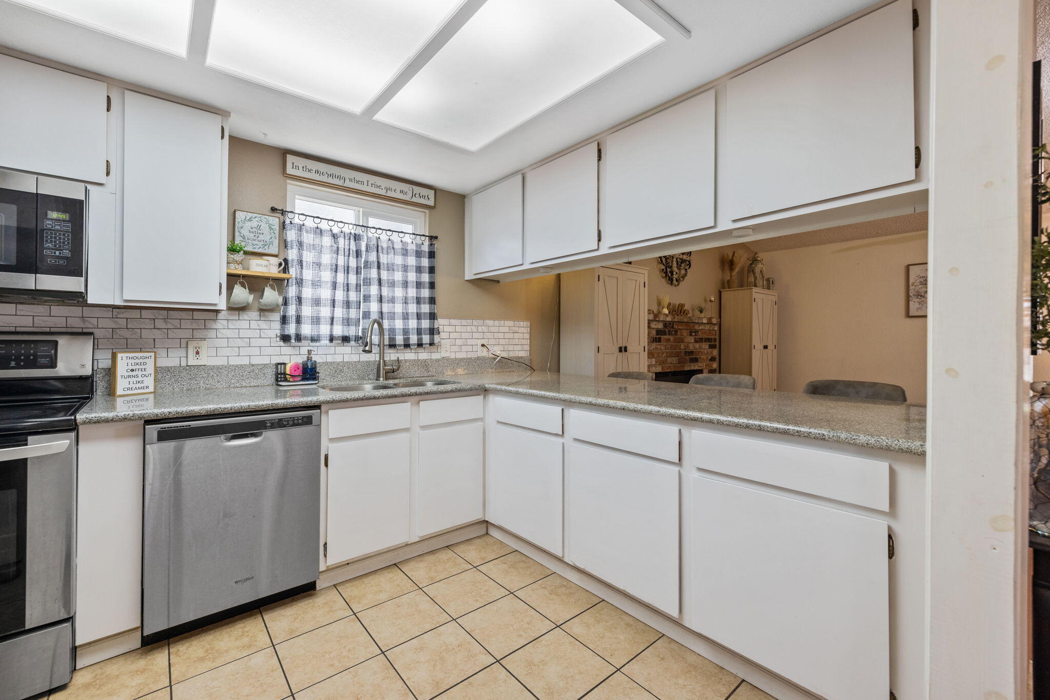 1128 N Jefferson St, Tulare, CA 93274