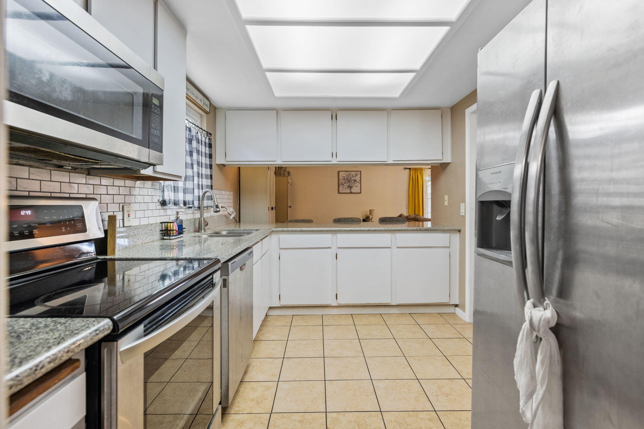 1128 N Jefferson St, Tulare, CA 93274