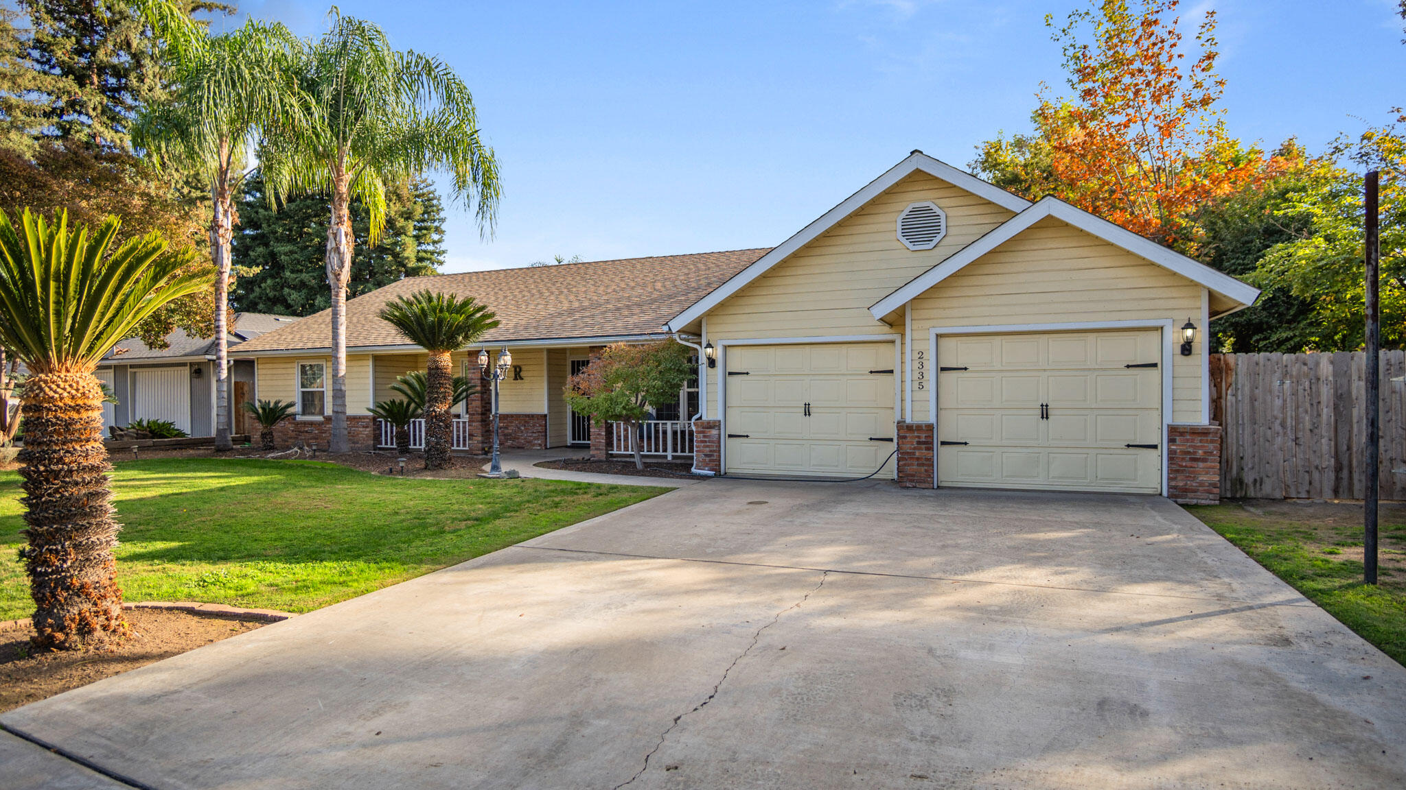 2335 E Harvard Ct, Visalia, CA 93292