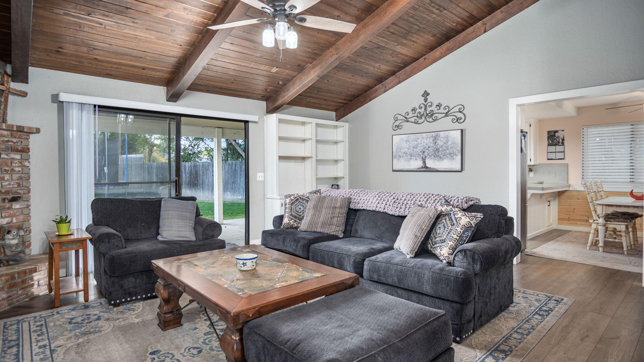 2335 E Harvard Ct, Visalia, CA 93292