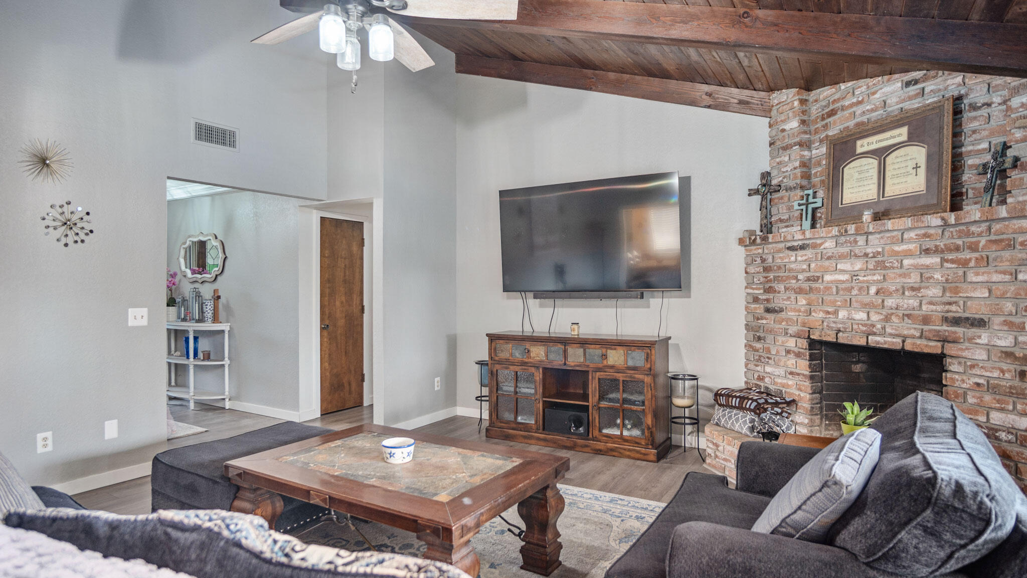 2335 E Harvard Ct, Visalia, CA 93292