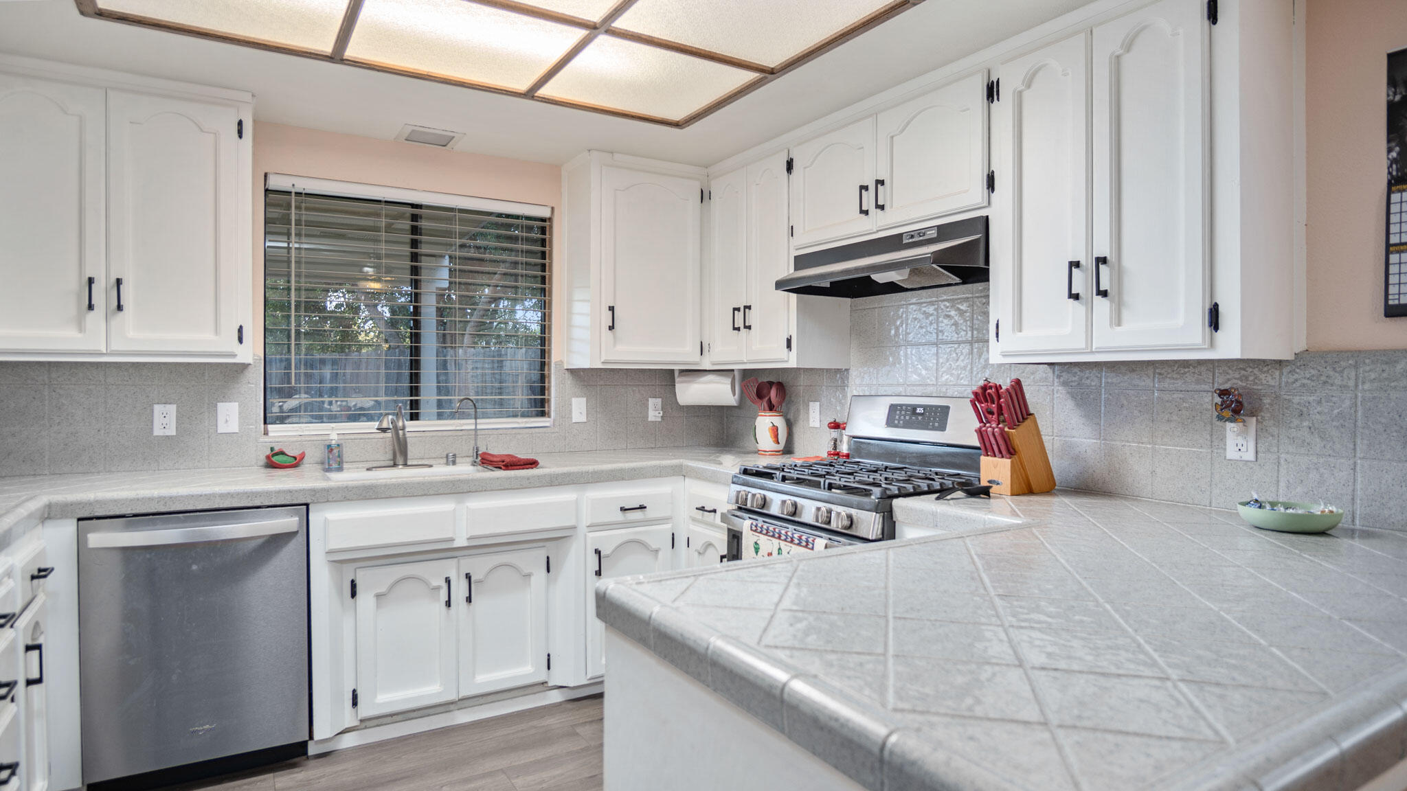 2335 E Harvard Ct, Visalia, CA 93292