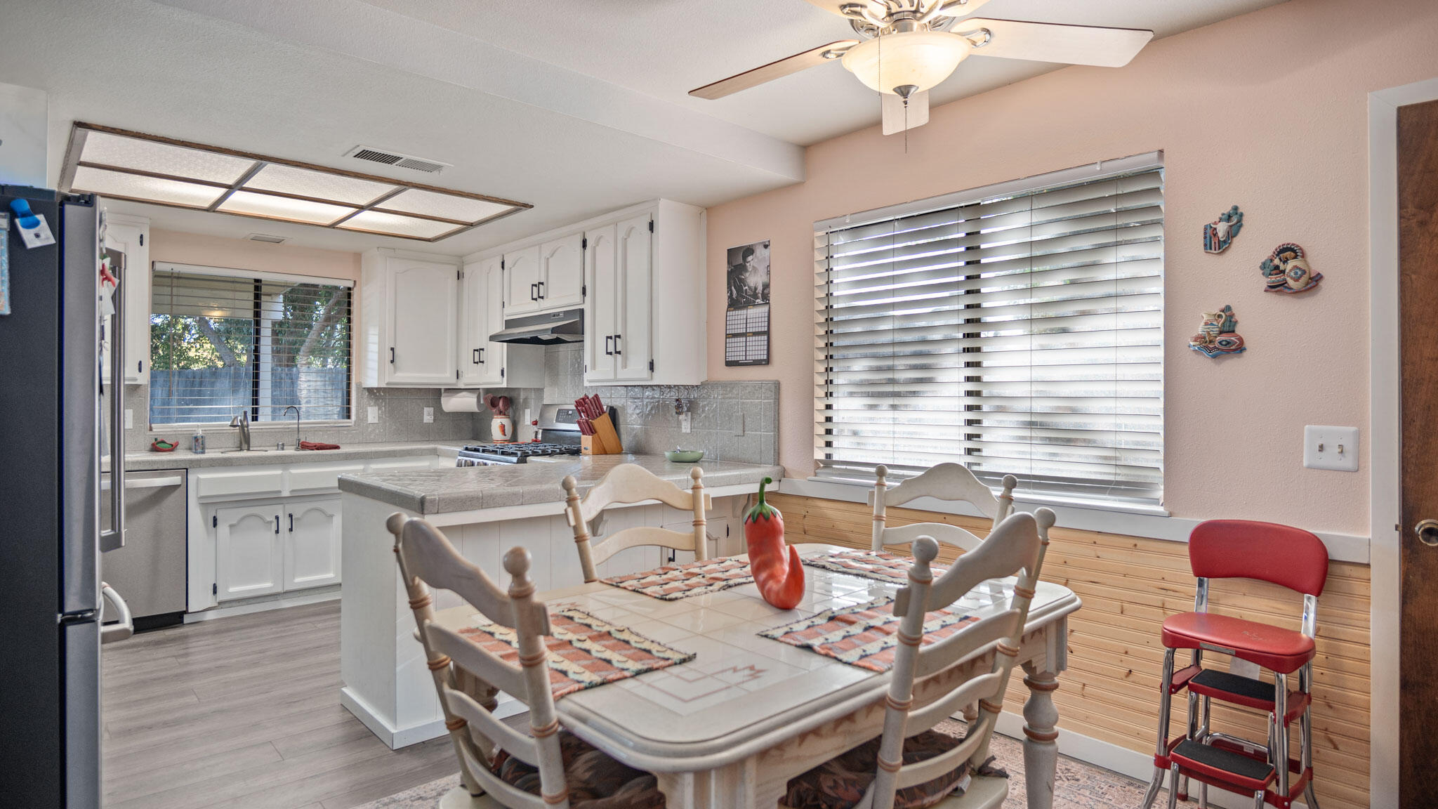 2335 E Harvard Ct, Visalia, CA 93292