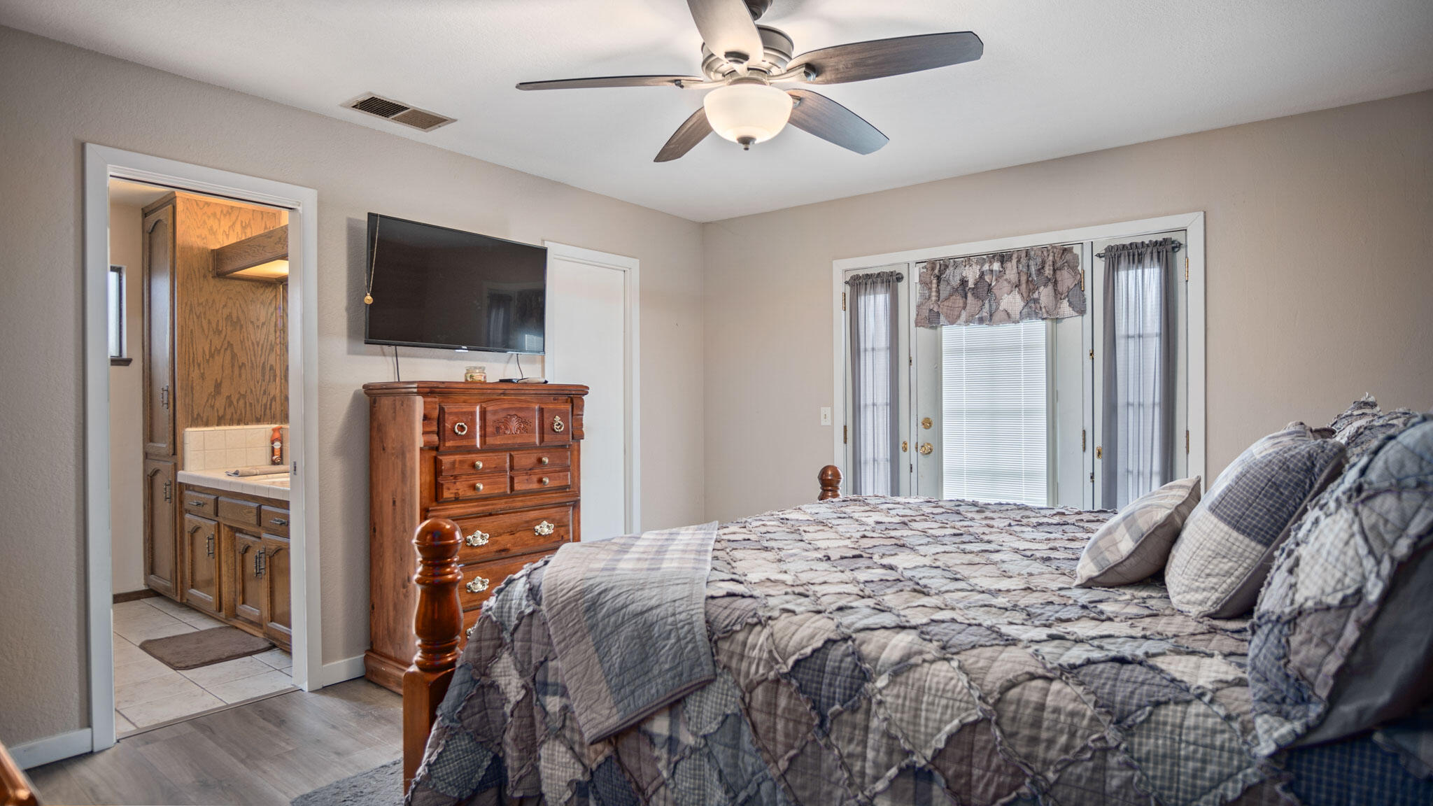 2335 E Harvard Ct, Visalia, CA 93292