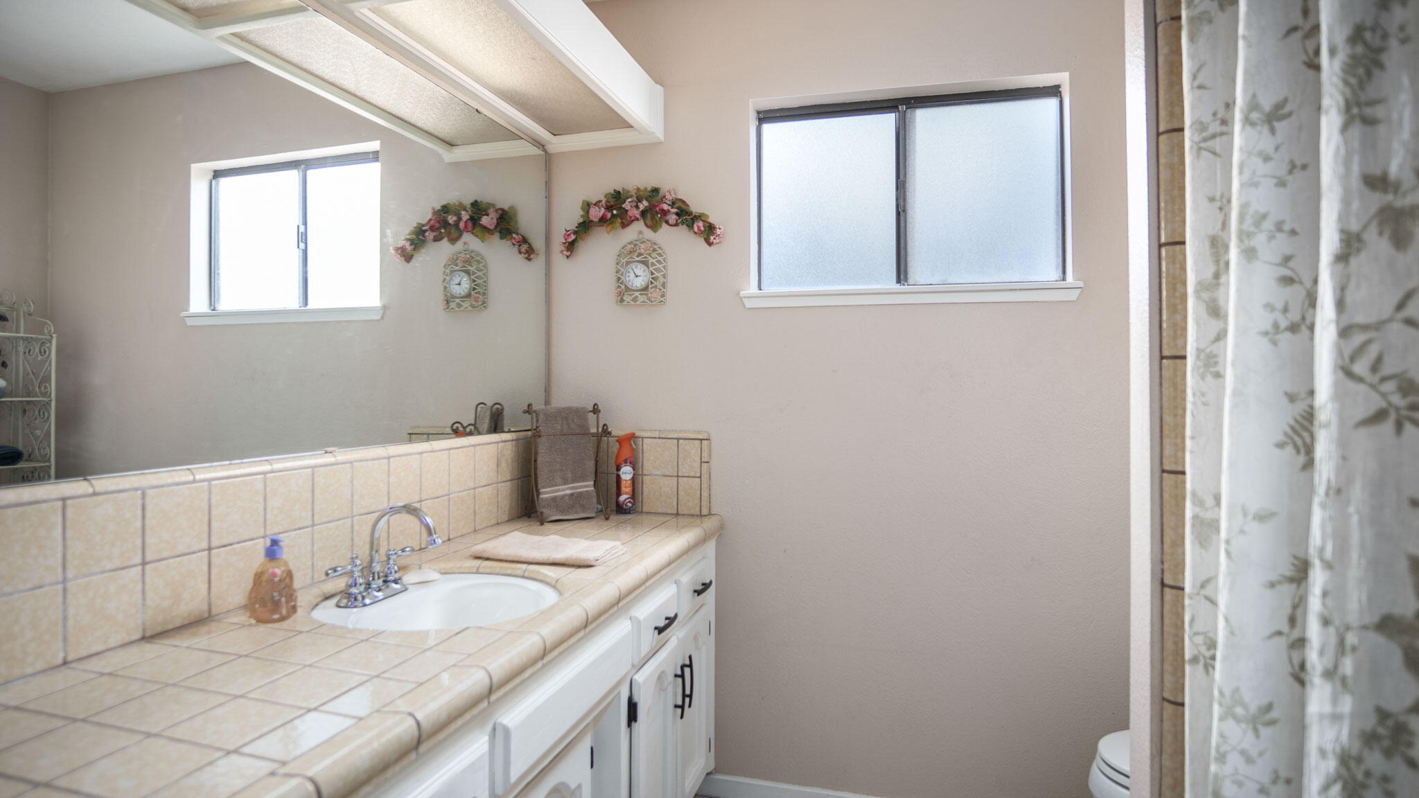 2335 E Harvard Ct, Visalia, CA 93292