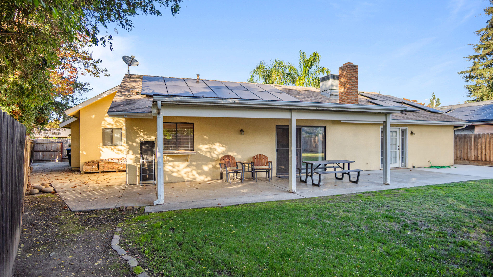 2335 E Harvard Ct, Visalia, CA 93292