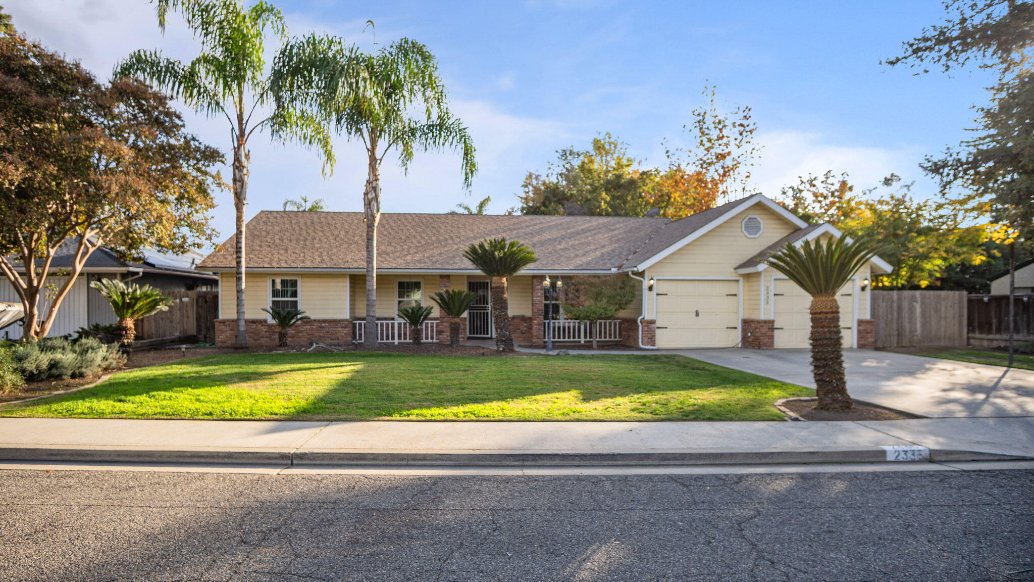 2335 E Harvard Ct, Visalia, CA 93292