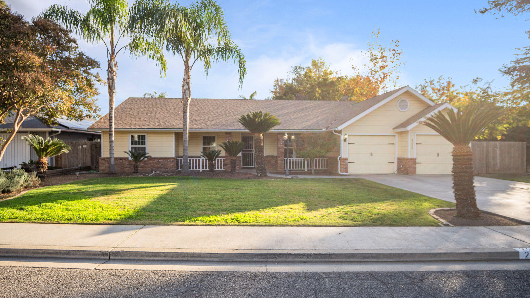 2335 E Harvard Ct, Visalia, CA 93292