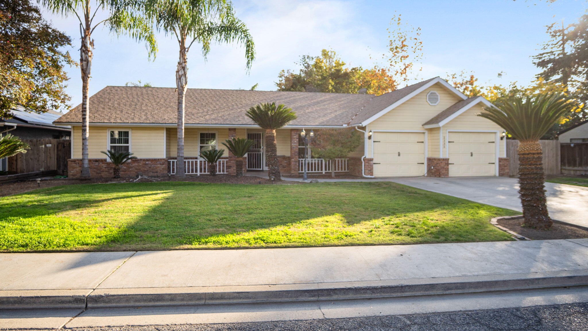 2335 E Harvard Ct, Visalia, CA 93292