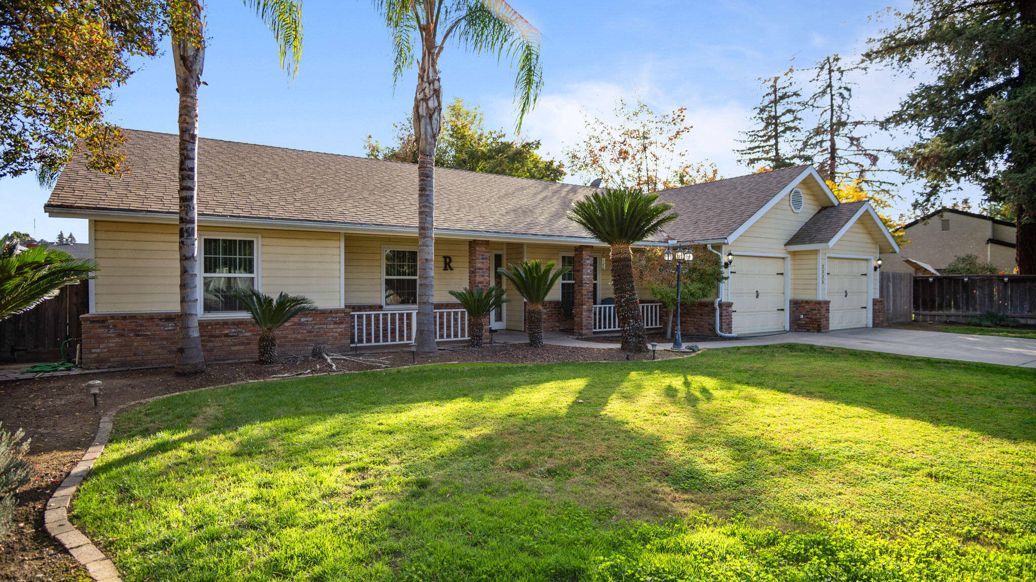 2335 E Harvard Ct, Visalia, CA 93292