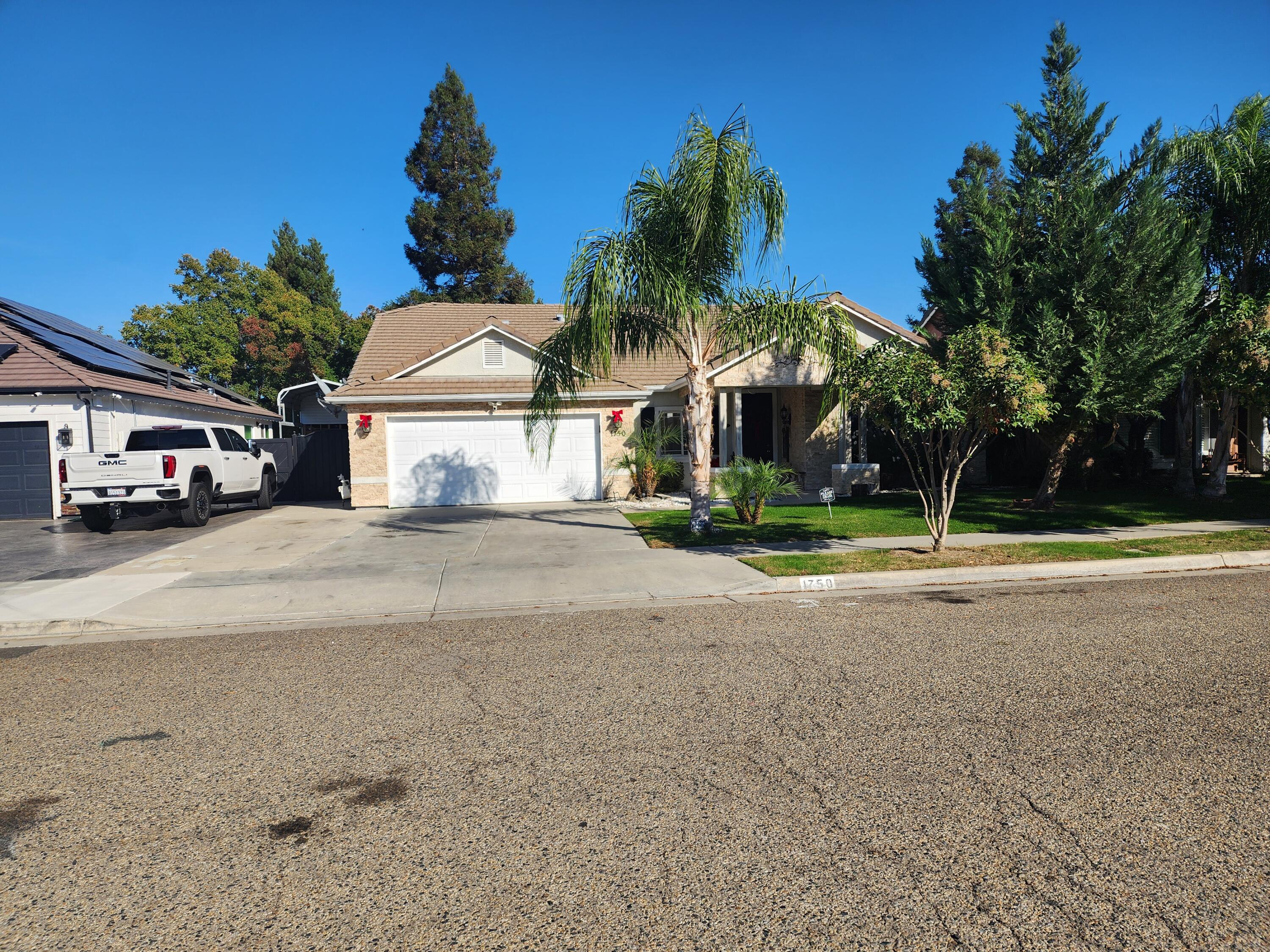 1750 Riesling St, Tulare, CA 93274