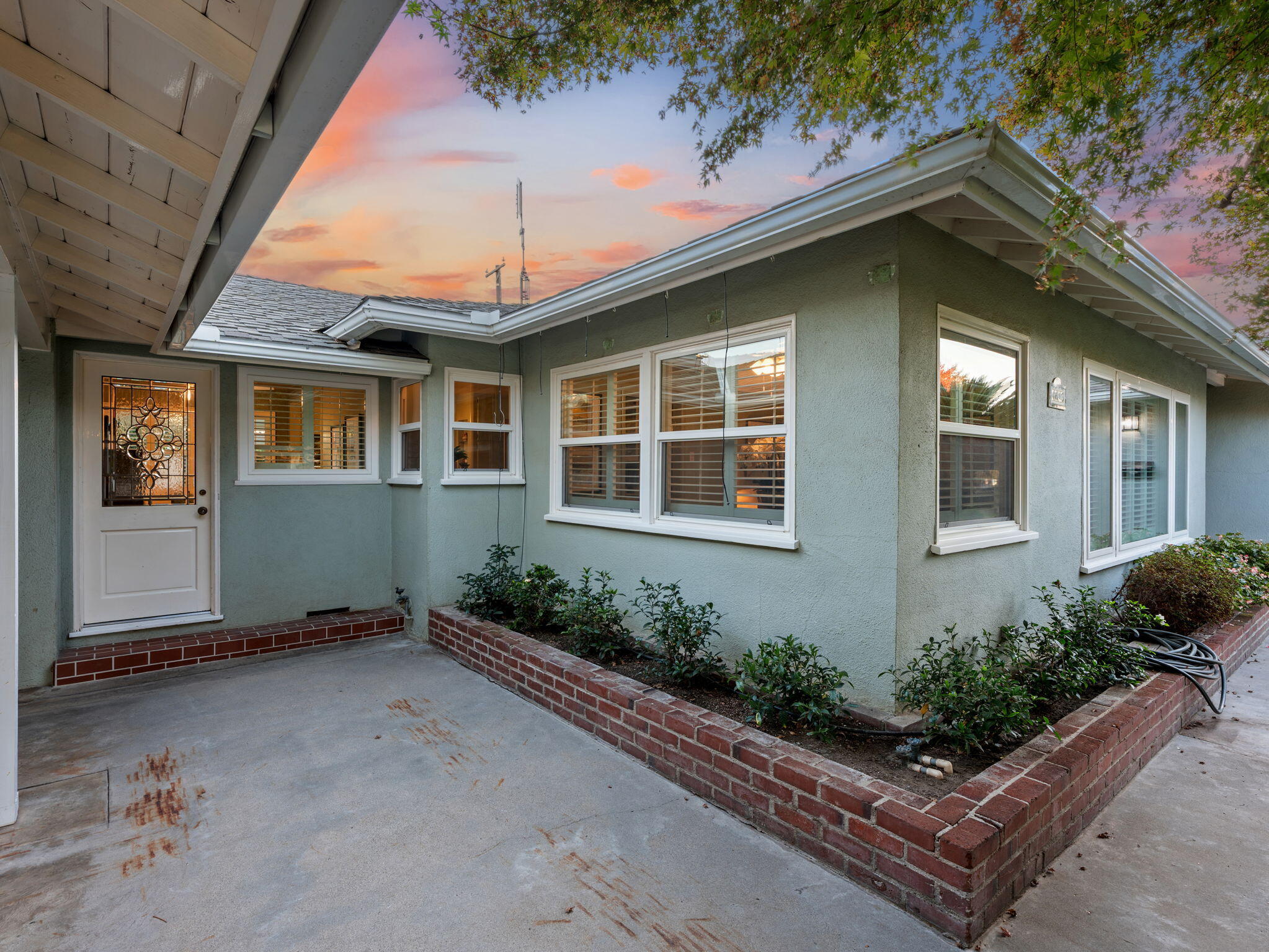 1613 W Meadow Ave, Visalia, CA 93277