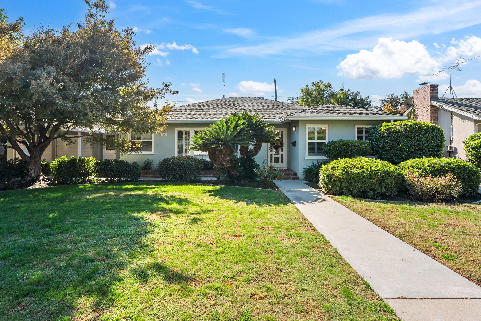 1613 W Meadow Ave, Visalia, CA 93277