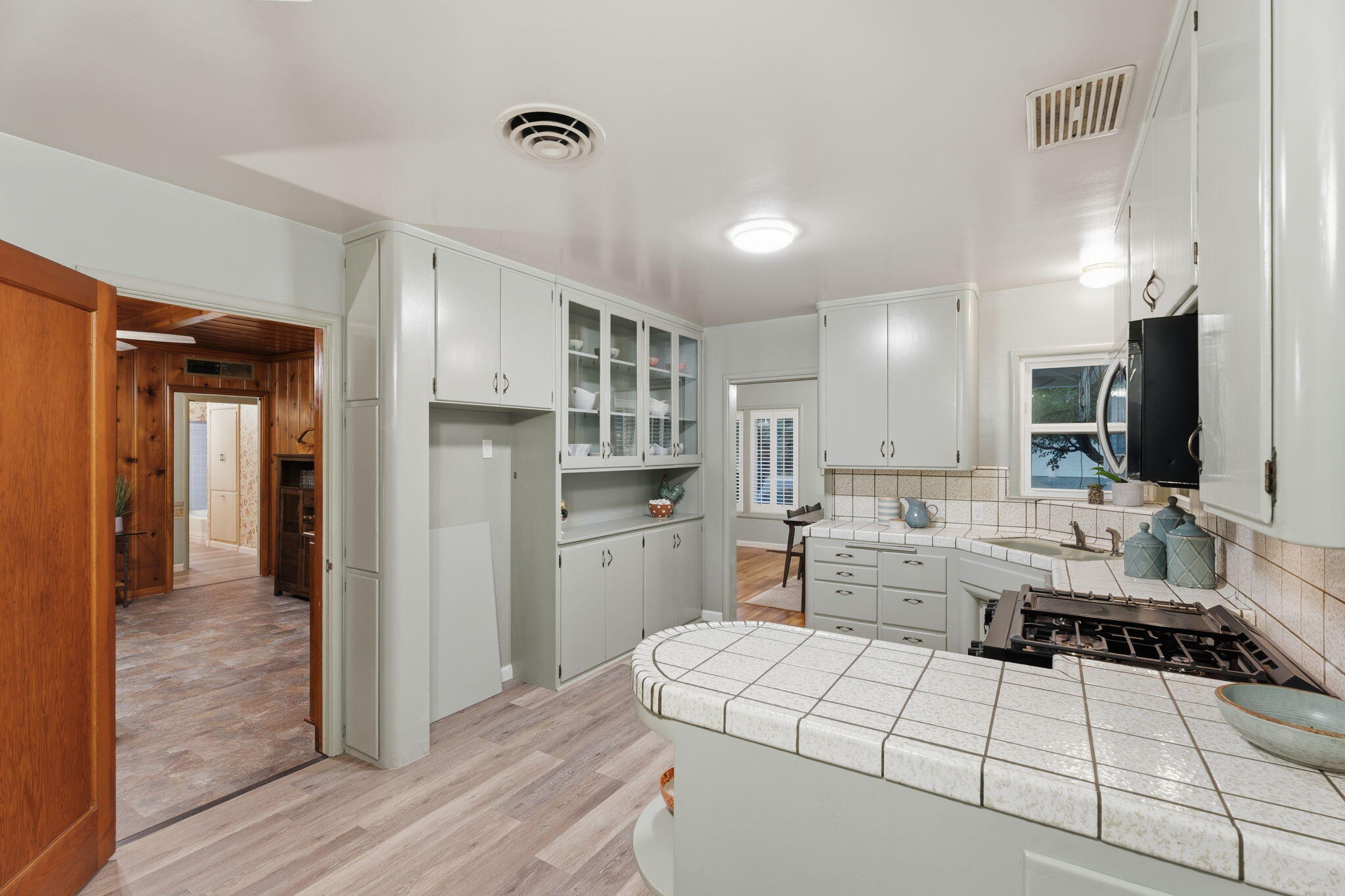 1613 W Meadow Ave, Visalia, CA 93277