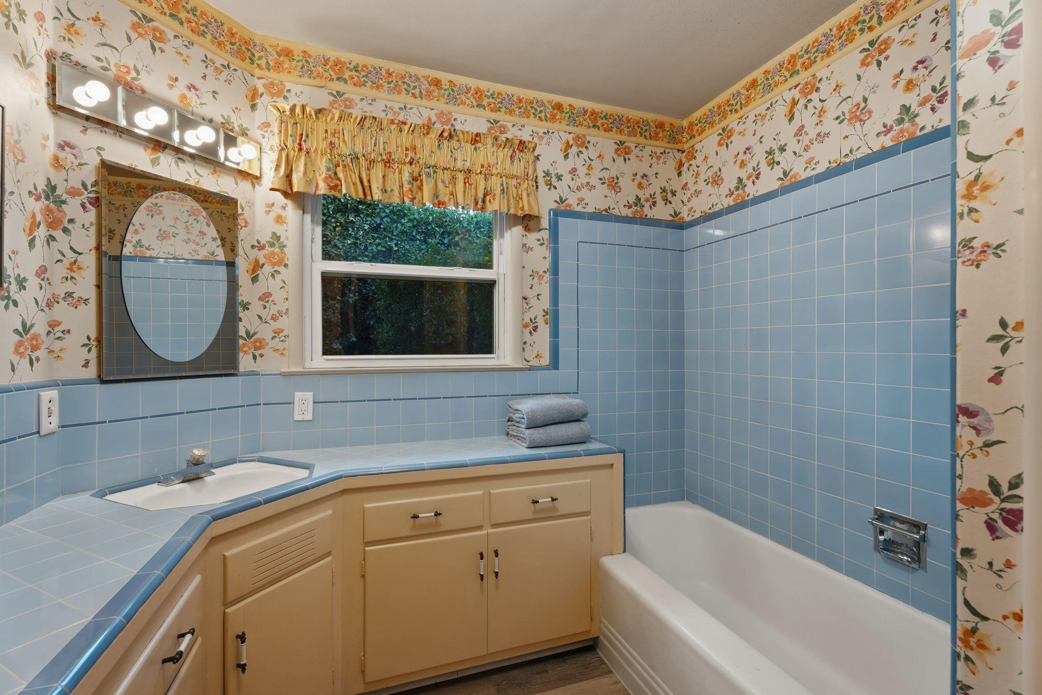 1613 W Meadow Ave, Visalia, CA 93277