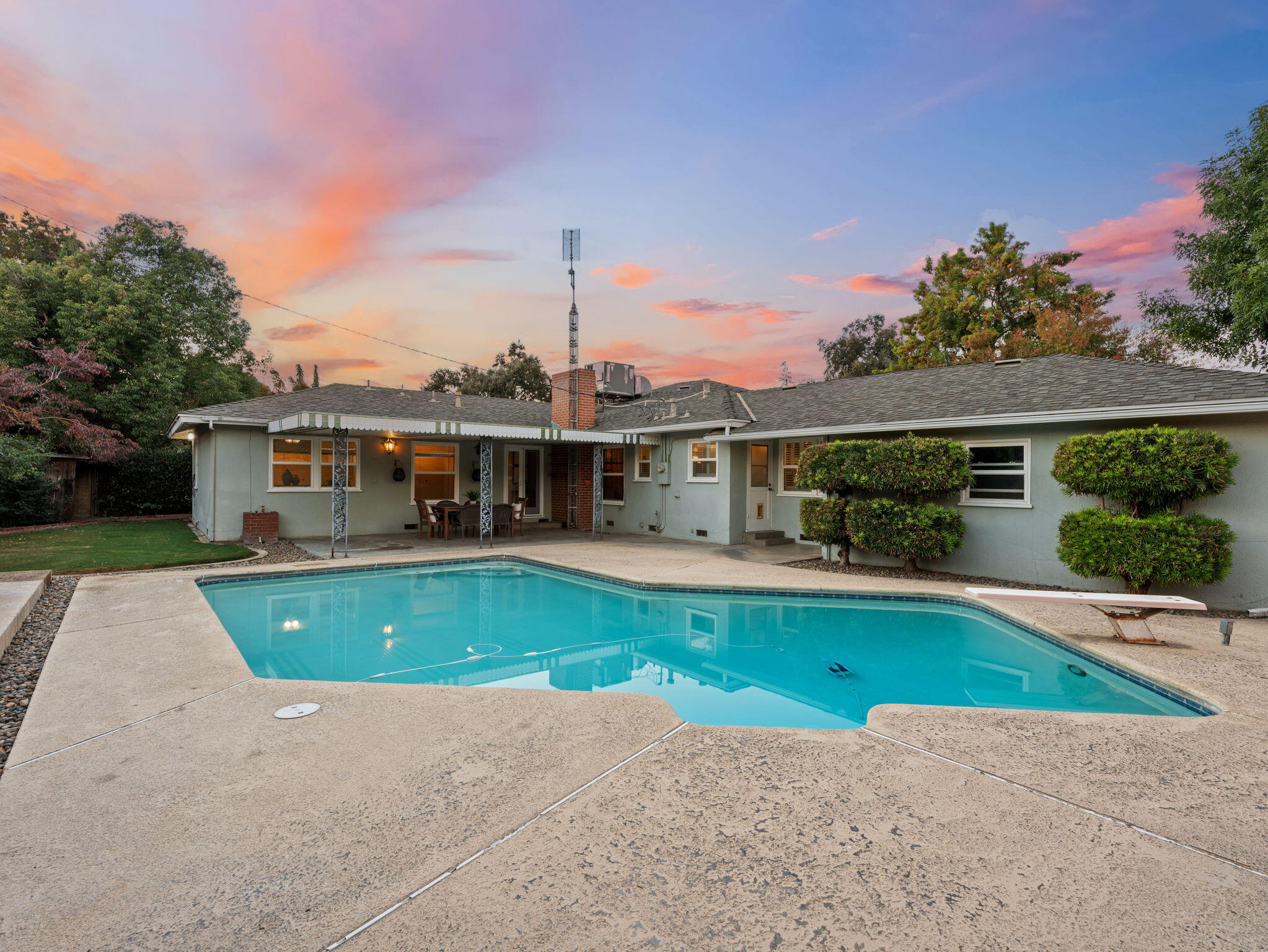 1613 W Meadow Ave, Visalia, CA 93277