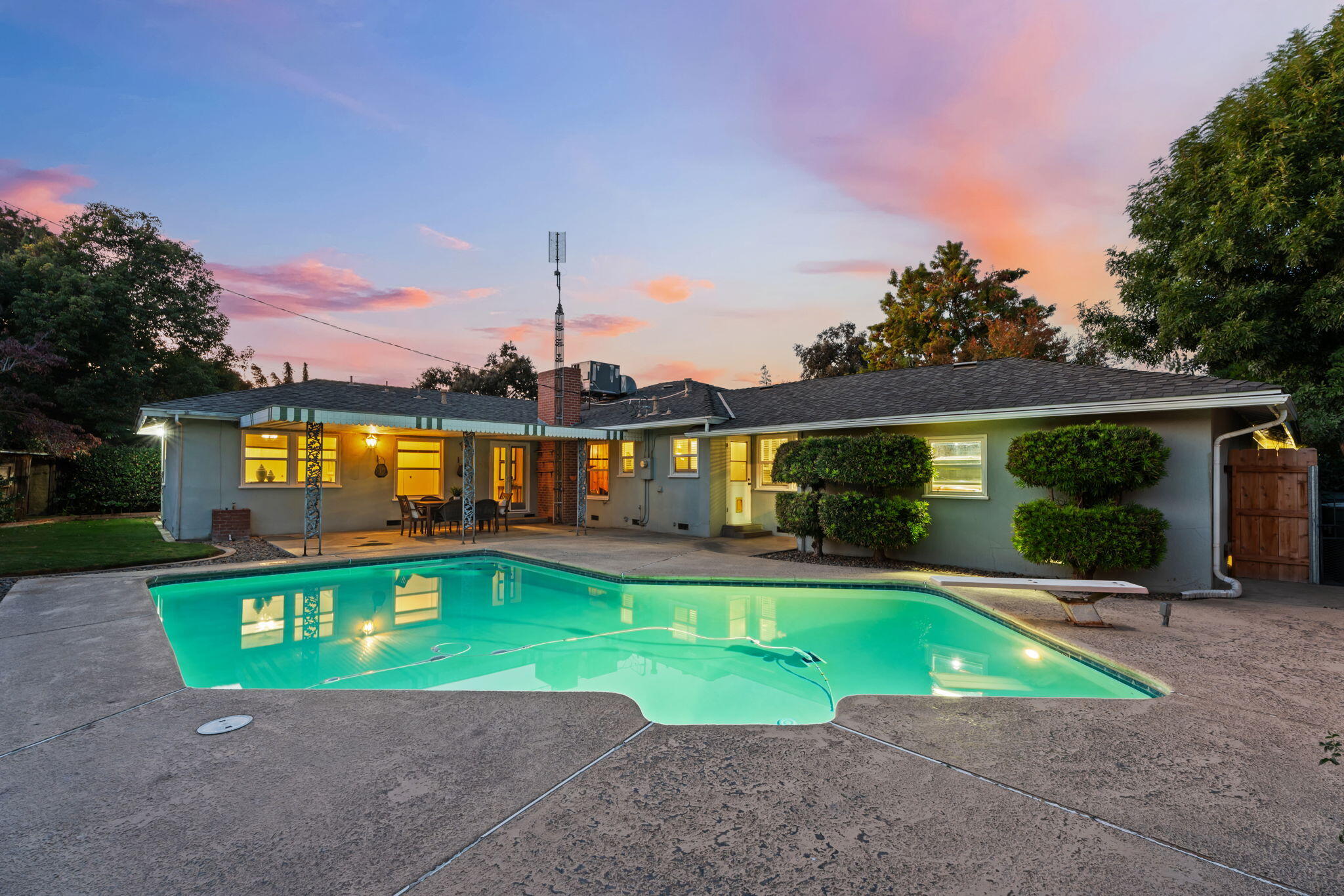 1613 W Meadow Ave, Visalia, CA 93277