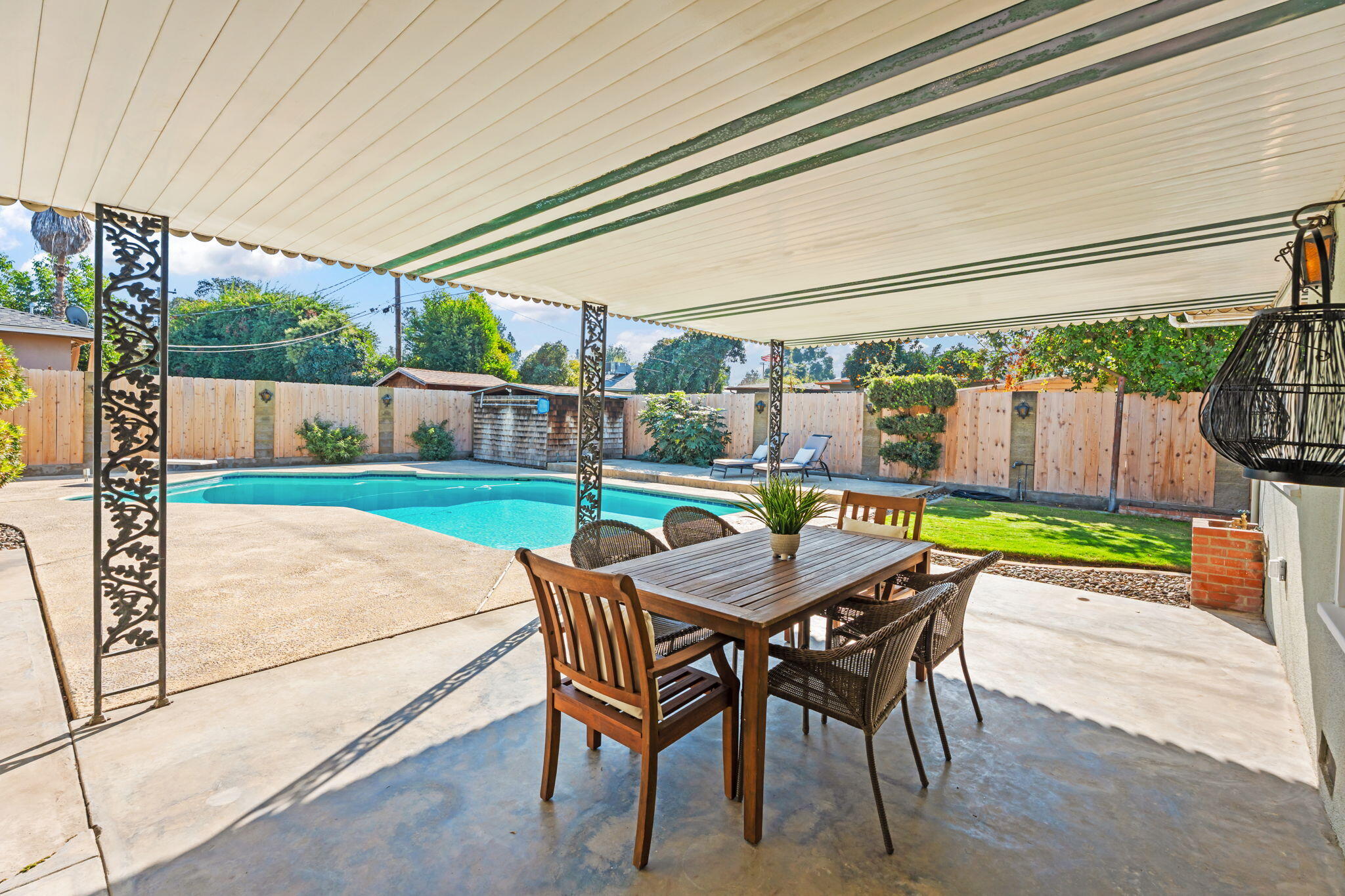 1613 W Meadow Ave, Visalia, CA 93277