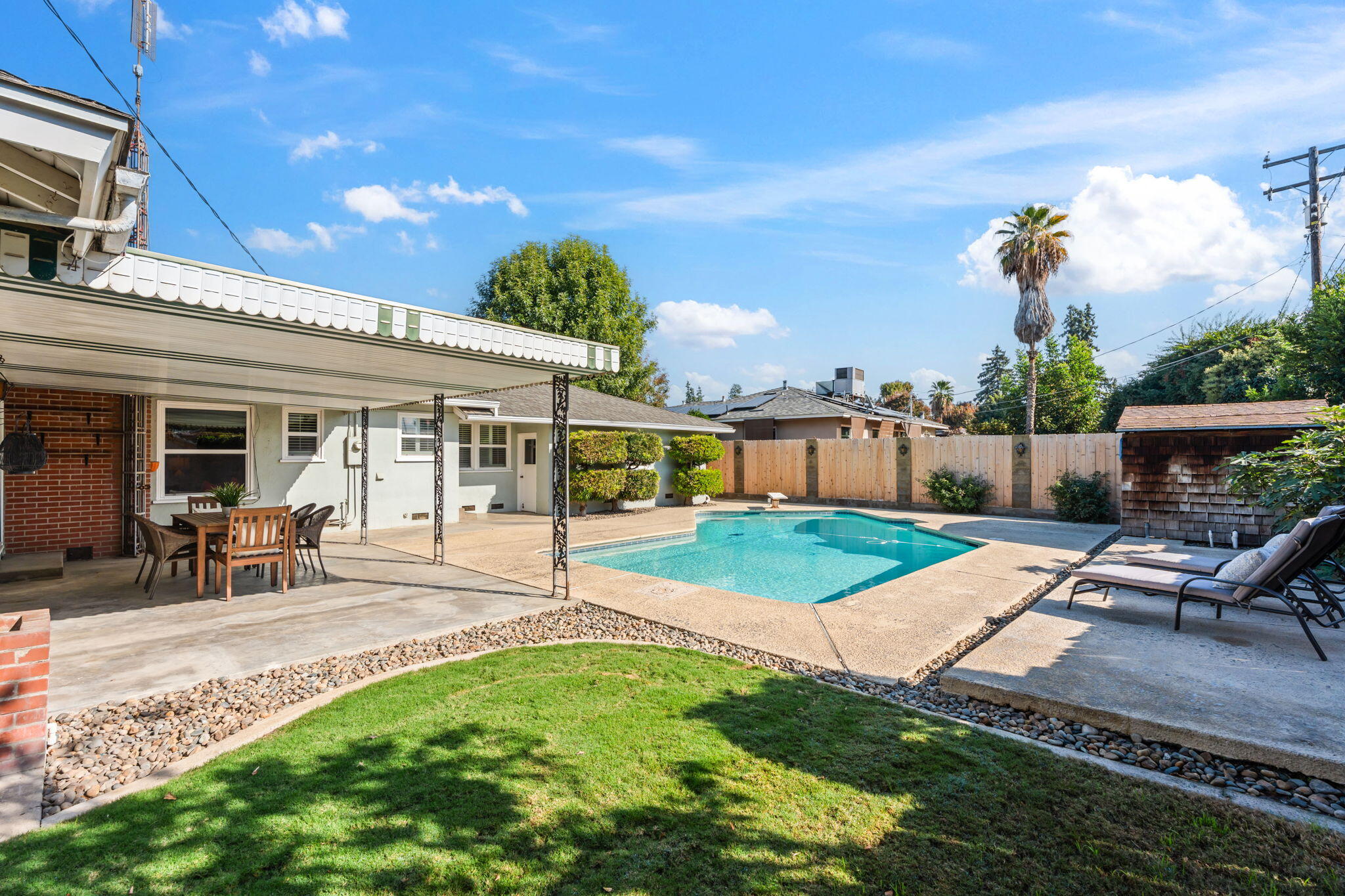 1613 W Meadow Ave, Visalia, CA 93277