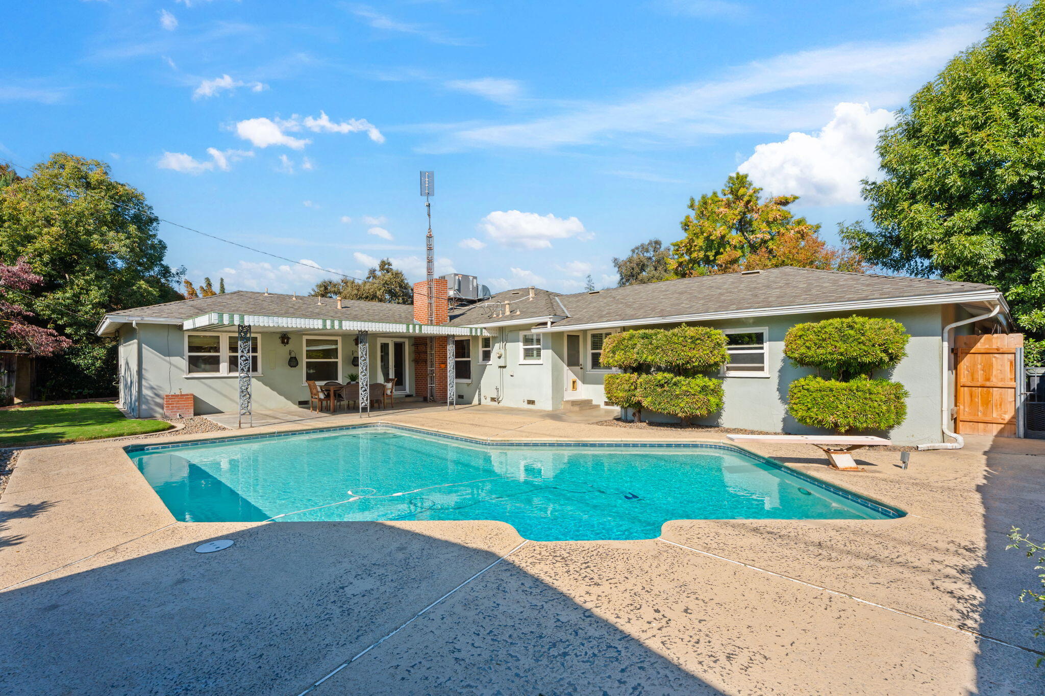 1613 W Meadow Ave, Visalia, CA 93277