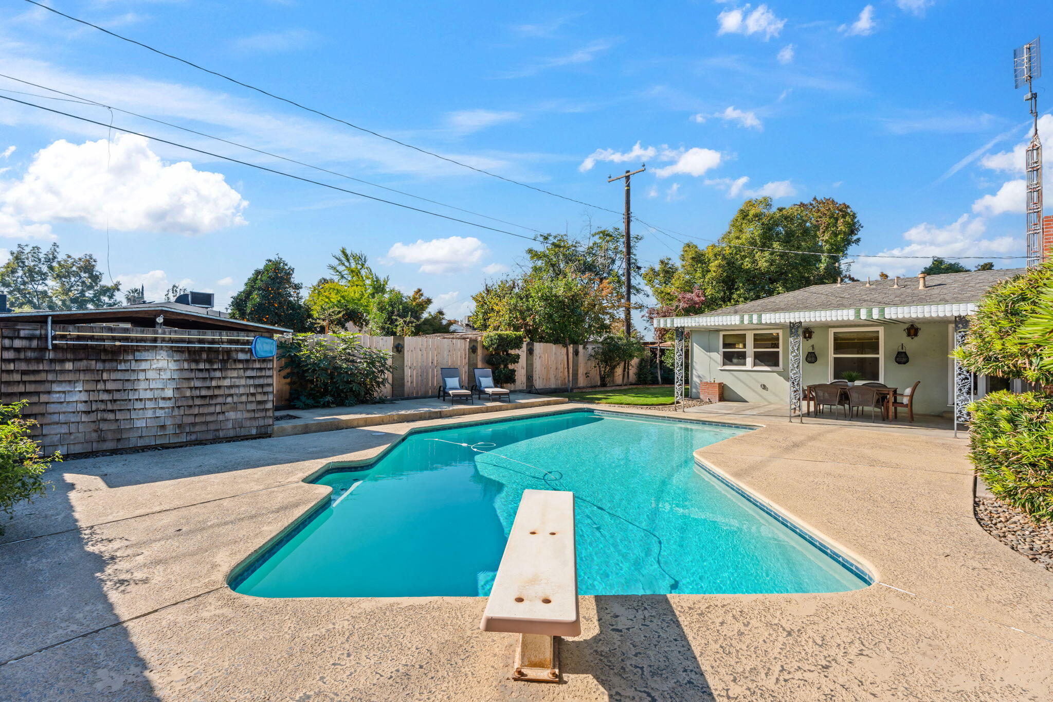 1613 W Meadow Ave, Visalia, CA 93277