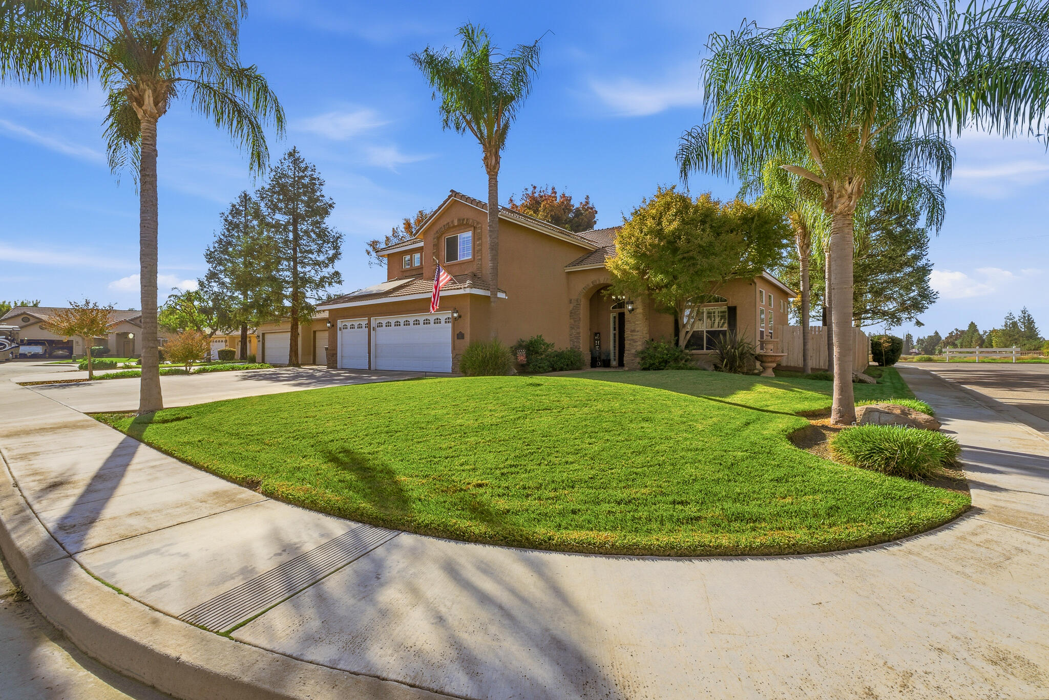 3511 S Oakhurst Ct, Visalia, CA 93292