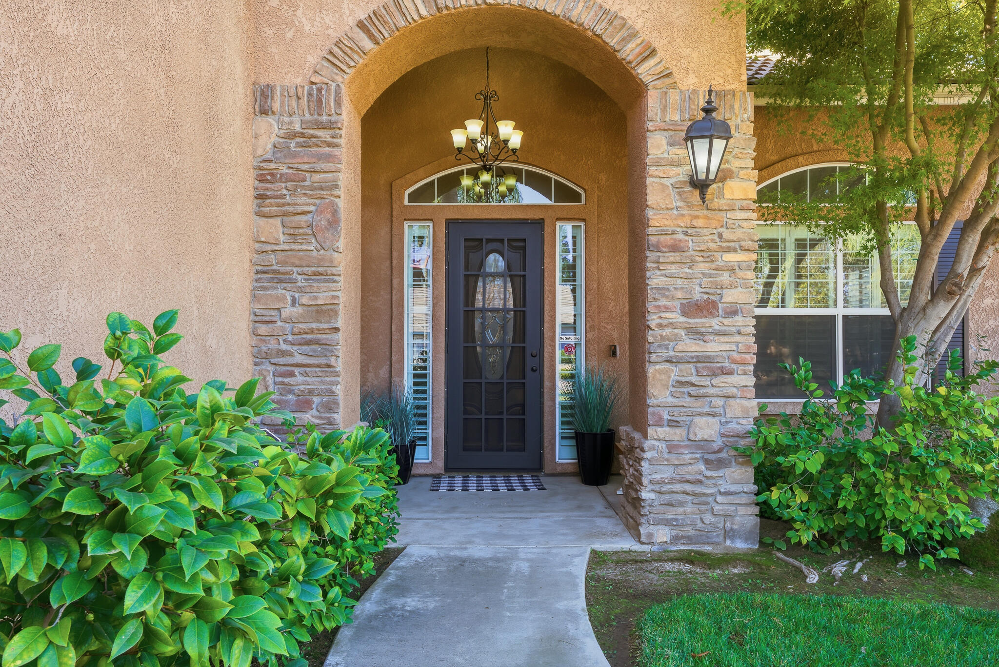 3511 S Oakhurst Ct, Visalia, CA 93292