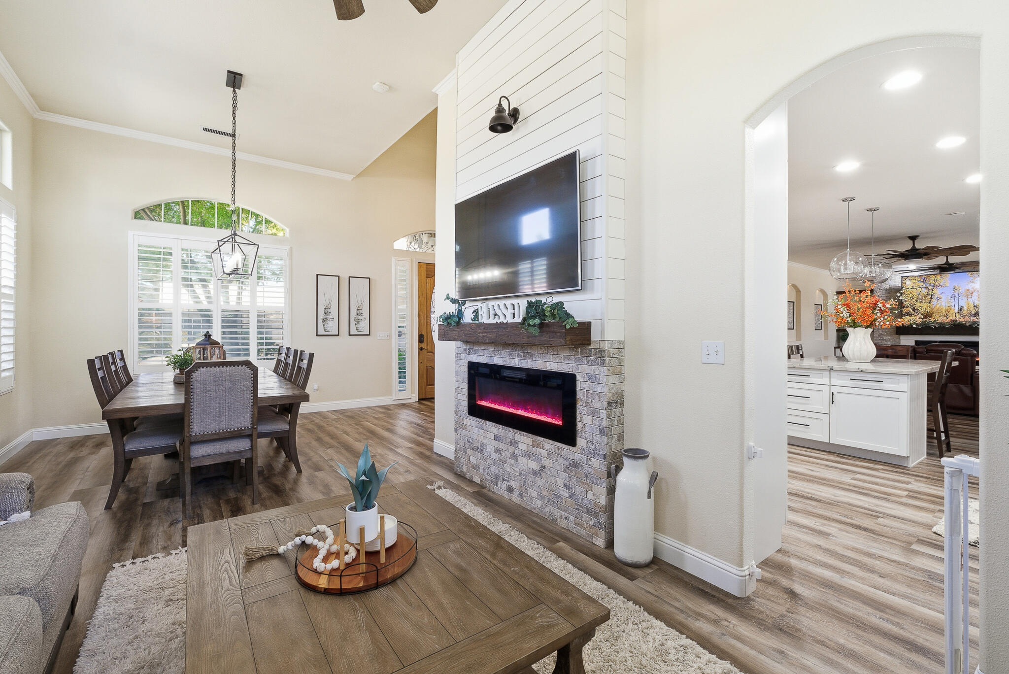 3511 S Oakhurst Ct, Visalia, CA 93292