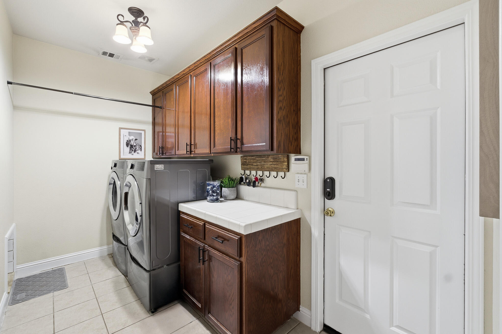 3511 S Oakhurst Ct, Visalia, CA 93292