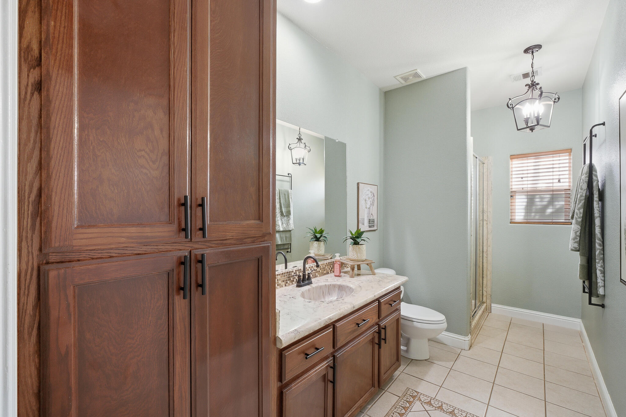 3511 S Oakhurst Ct, Visalia, CA 93292