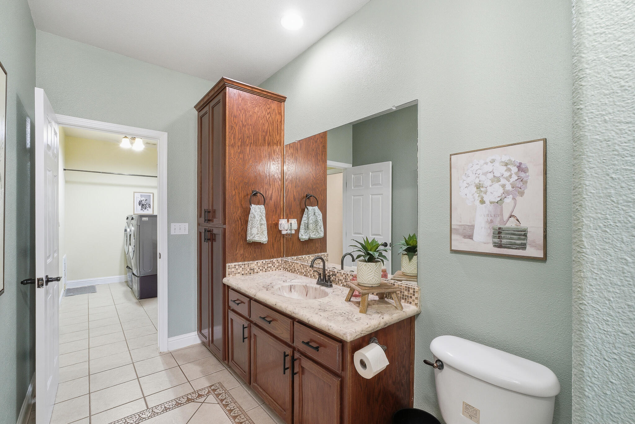 3511 S Oakhurst Ct, Visalia, CA 93292