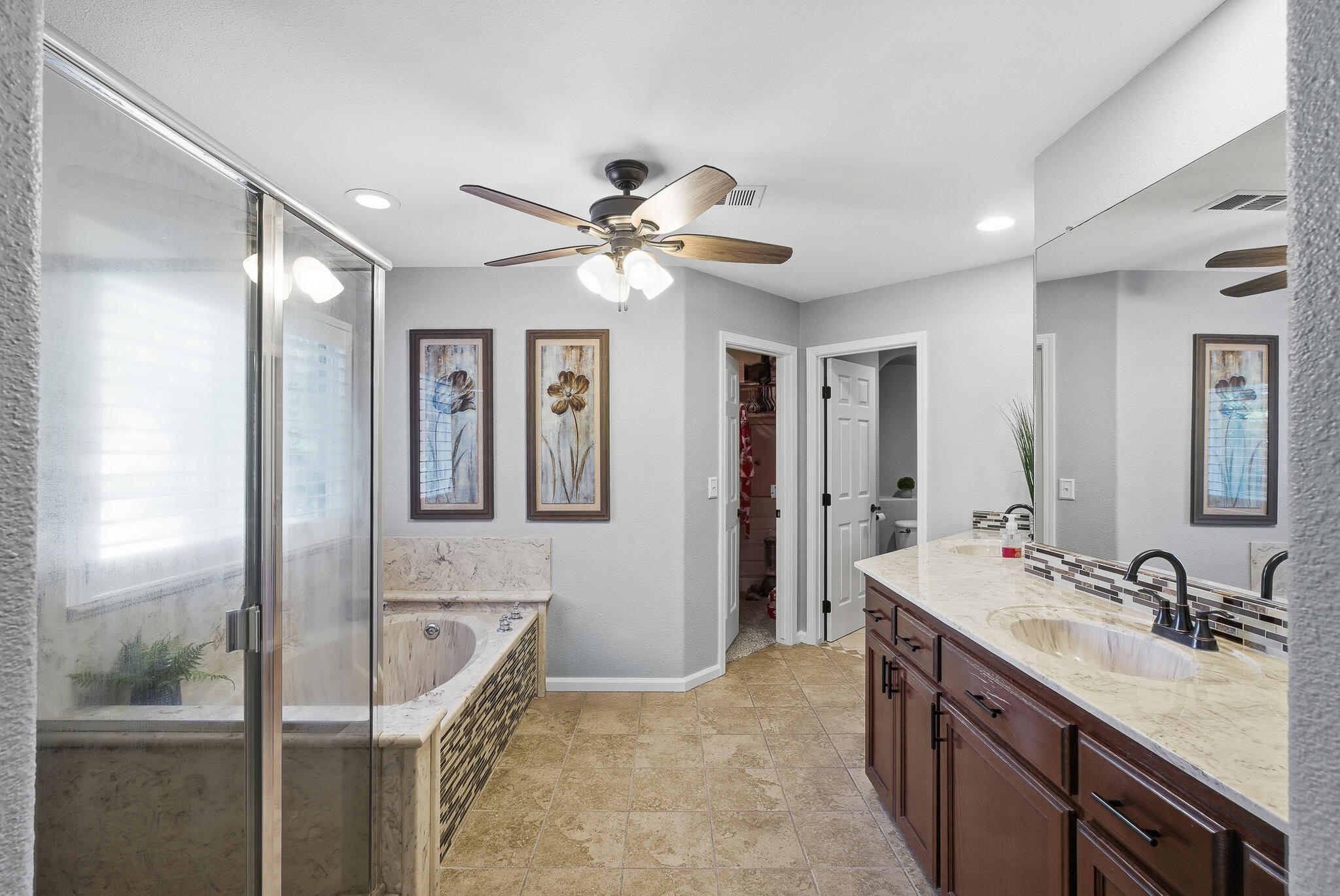 3511 S Oakhurst Ct, Visalia, CA 93292