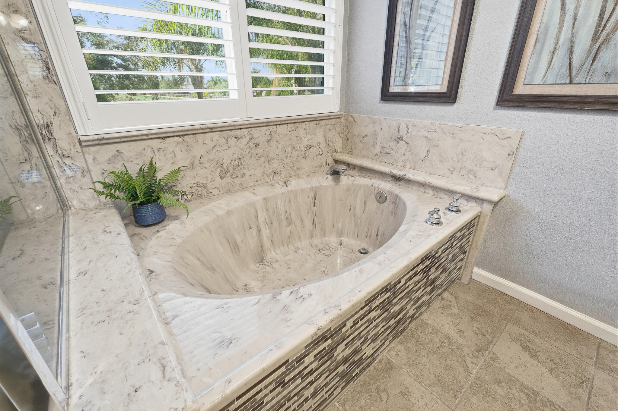 3511 S Oakhurst Ct, Visalia, CA 93292