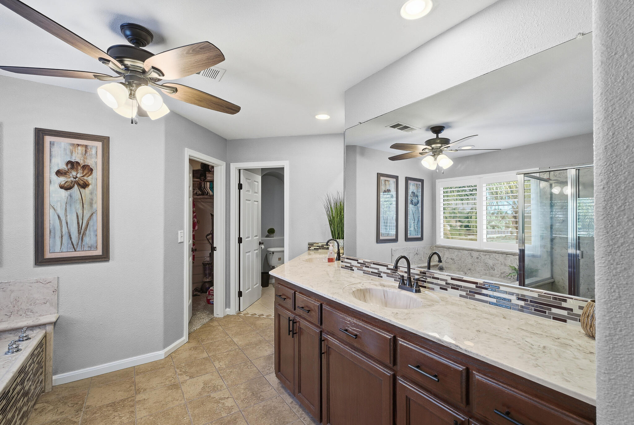 3511 S Oakhurst Ct, Visalia, CA 93292