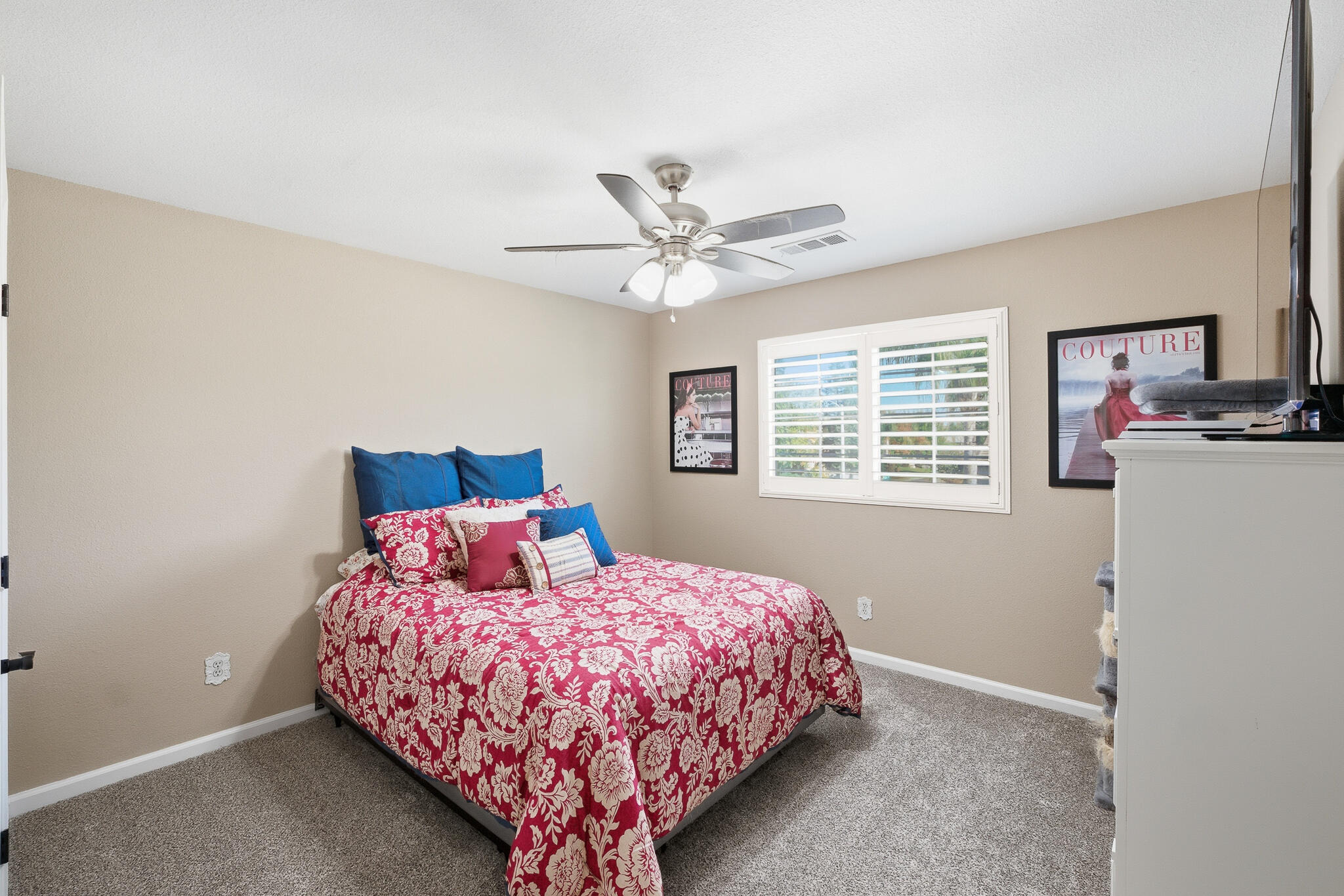 3511 S Oakhurst Ct, Visalia, CA 93292