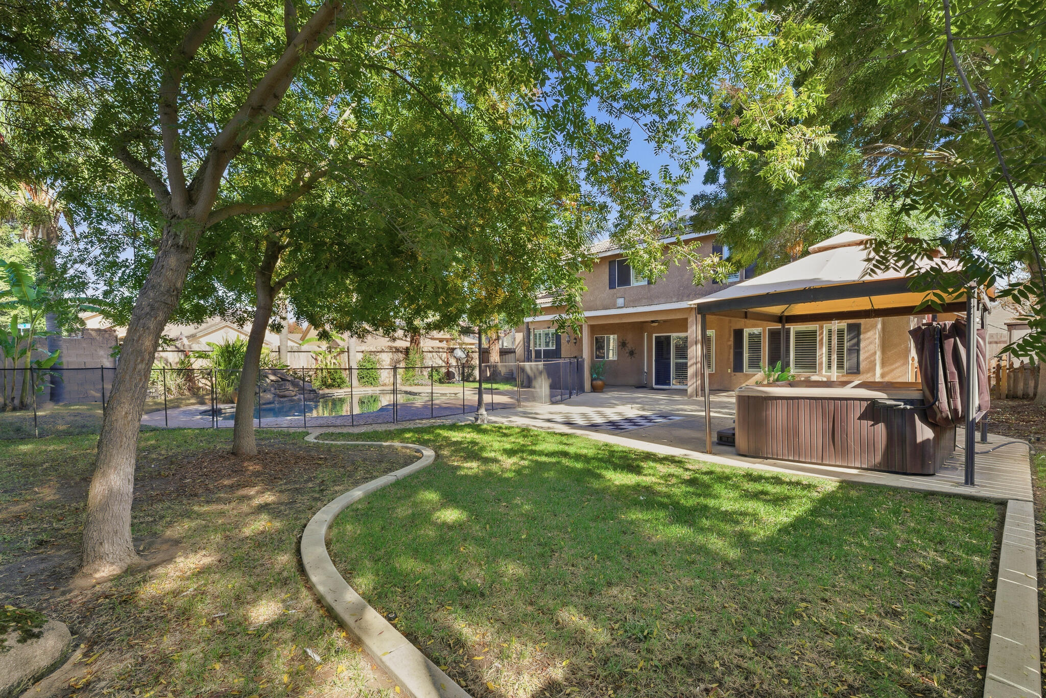 3511 S Oakhurst Ct, Visalia, CA 93292