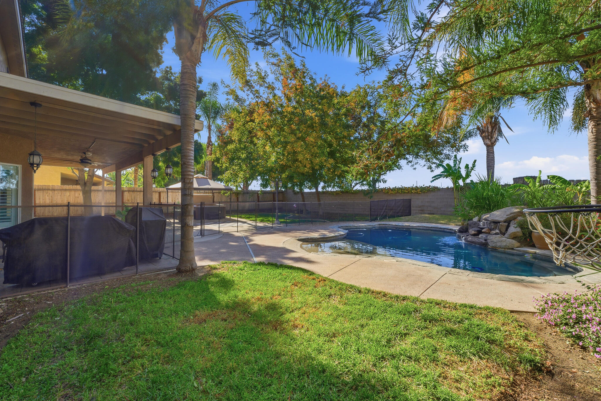 3511 S Oakhurst Ct, Visalia, CA 93292