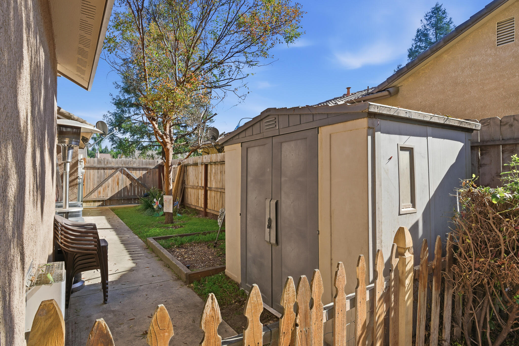 3511 S Oakhurst Ct, Visalia, CA 93292