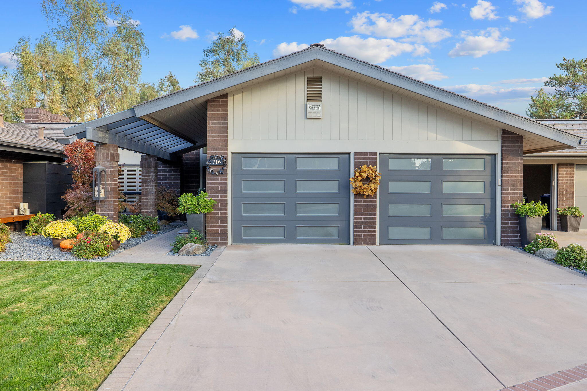 716 N Silvervale Dr, Visalia, CA 93291