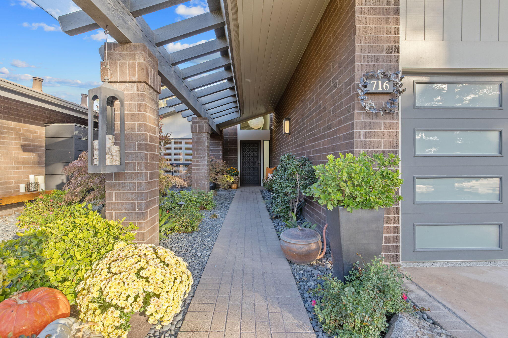 716 N Silvervale Dr, Visalia, CA 93291