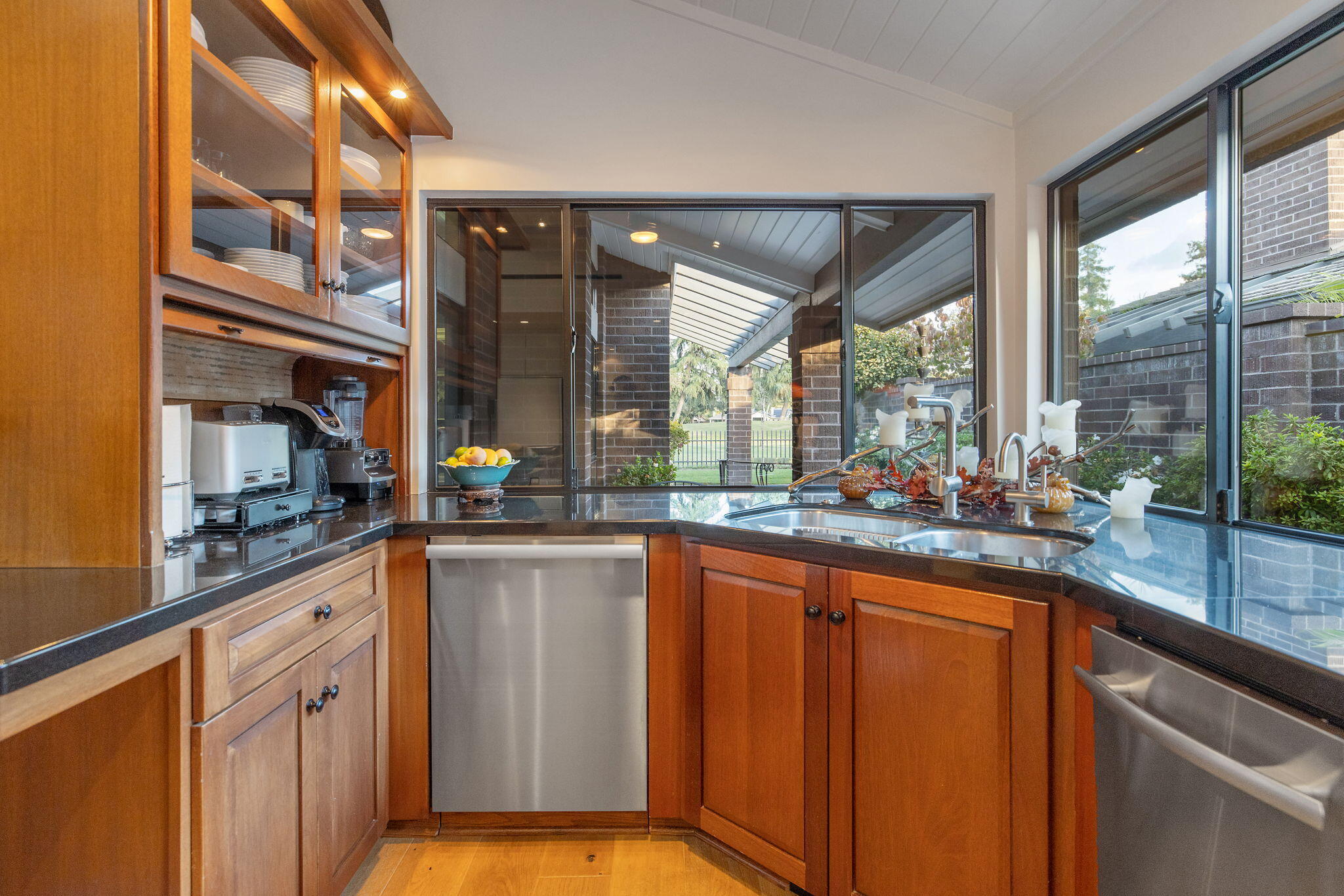 716 N Silvervale Dr, Visalia, CA 93291