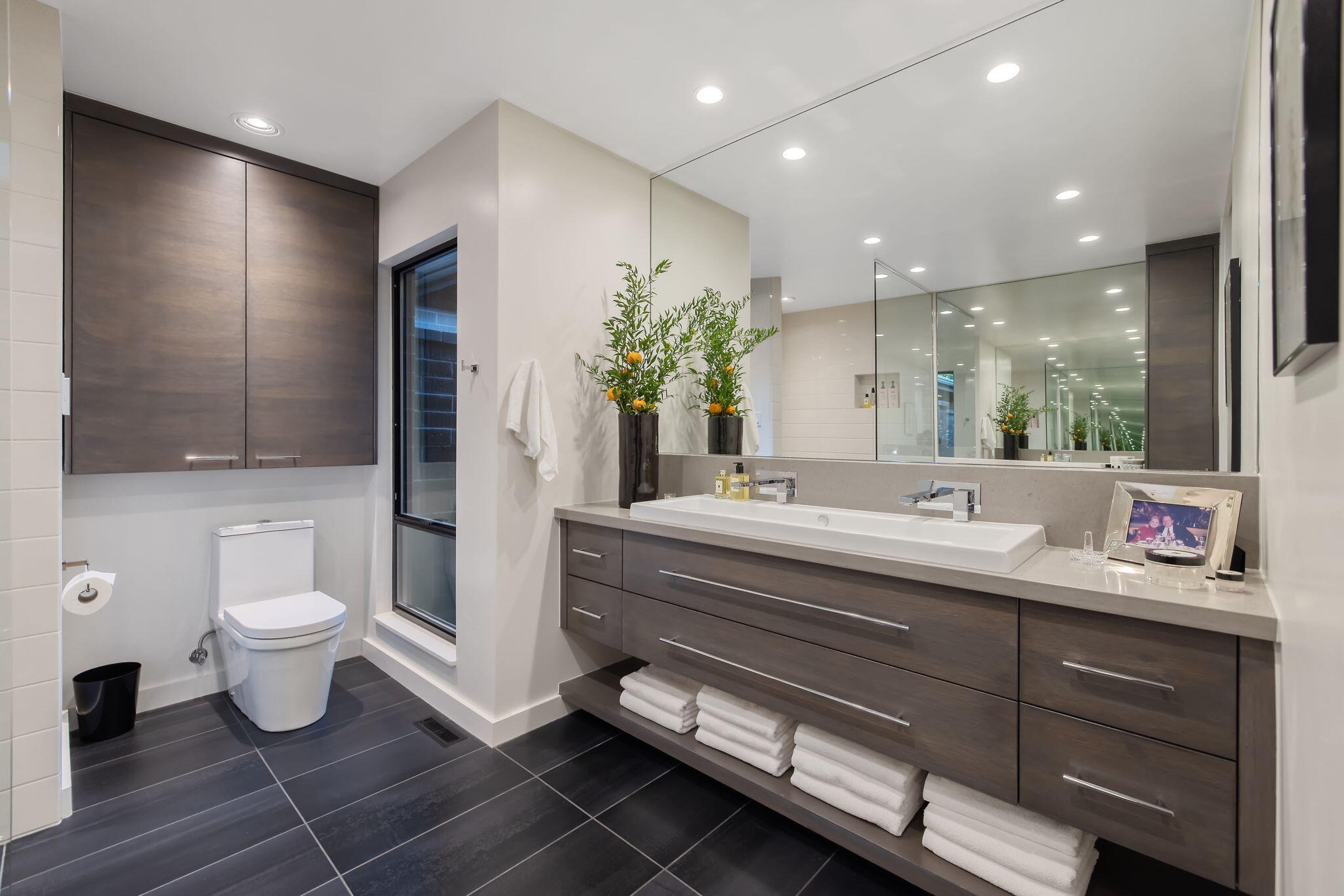 716 N Silvervale Dr, Visalia, CA 93291